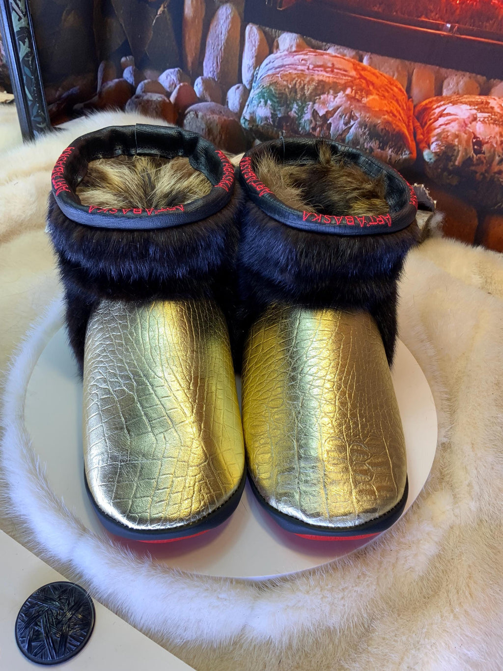 Mocassins d’intérieur Yvette 8 femme en cuir italien or imprimé crocodile et vison brun recyclé – faits à la main au Québec, respirants, confort de luxe, pièce unique ArtAbaska 💛✨