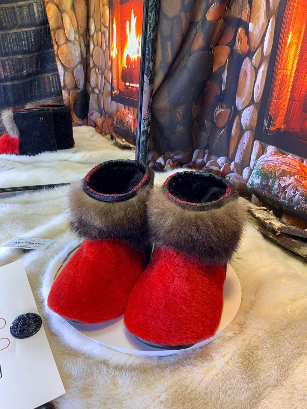 Mocassins d’intérieur Micheline 8 femme, mouton rouge vif, chat sauvage recyclé et cuir serpent, faits à la main au Québec ❤️✨
