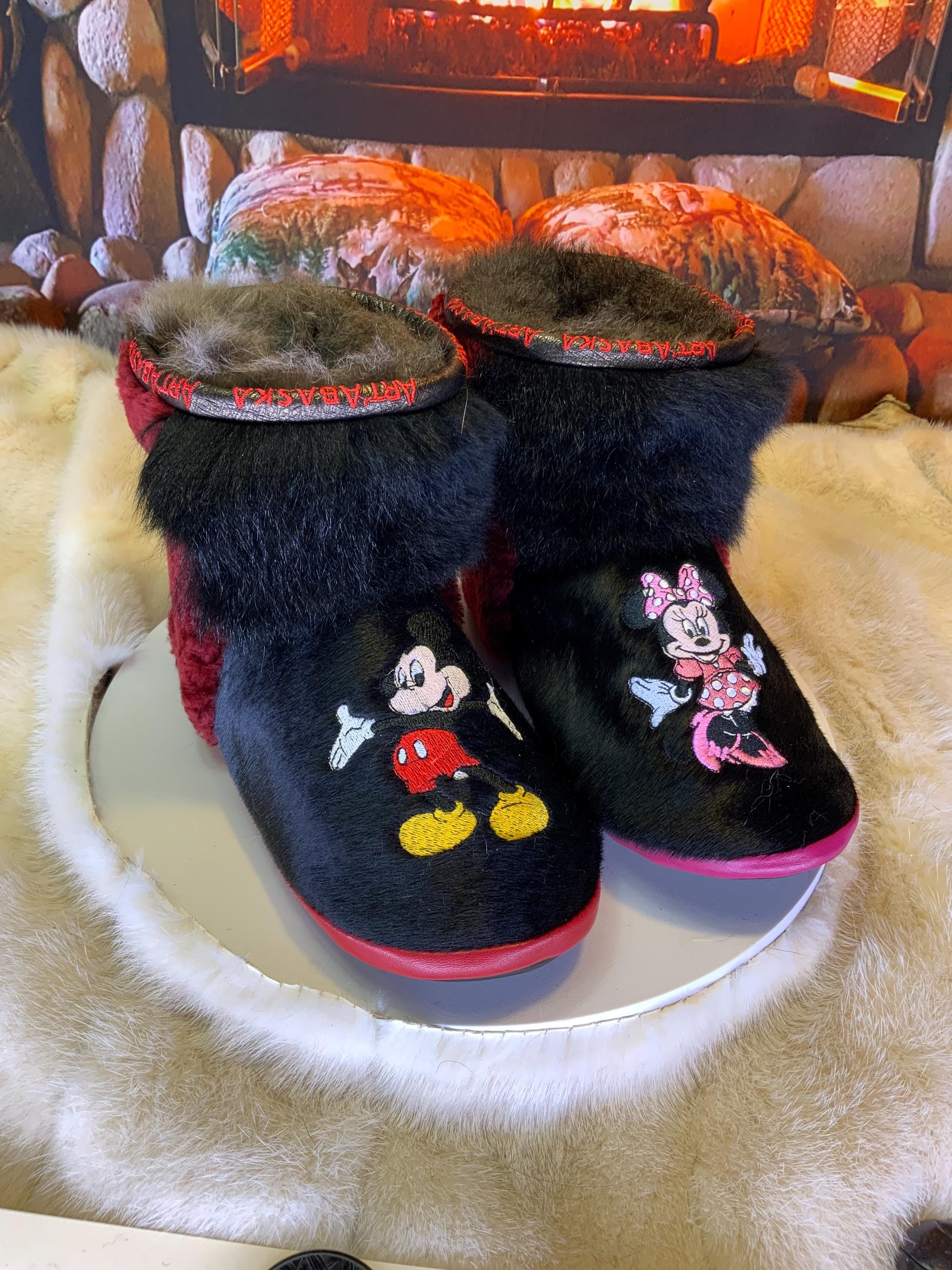 Mocassins d’intérieur Rachel 8 femme, Mickey & Minnie brodés, opossum recyclé, faits à la main au Québec 🎀🐭✨