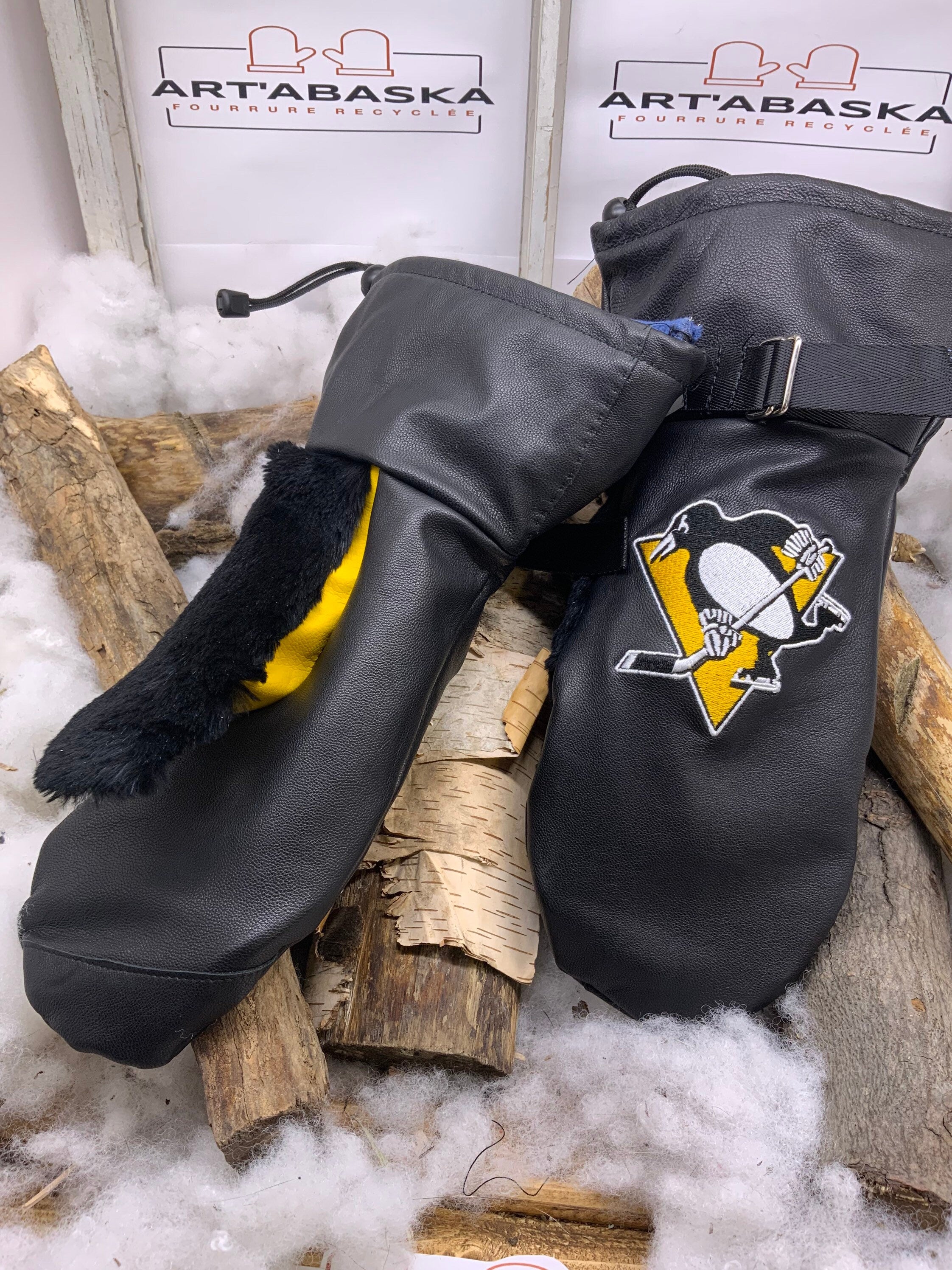 Mitaines Les Evelyne – Édition spéciale Penguins de Pittsburgh – cuir noir et fourrure recyclée – broderie originale – fait à la main Québec