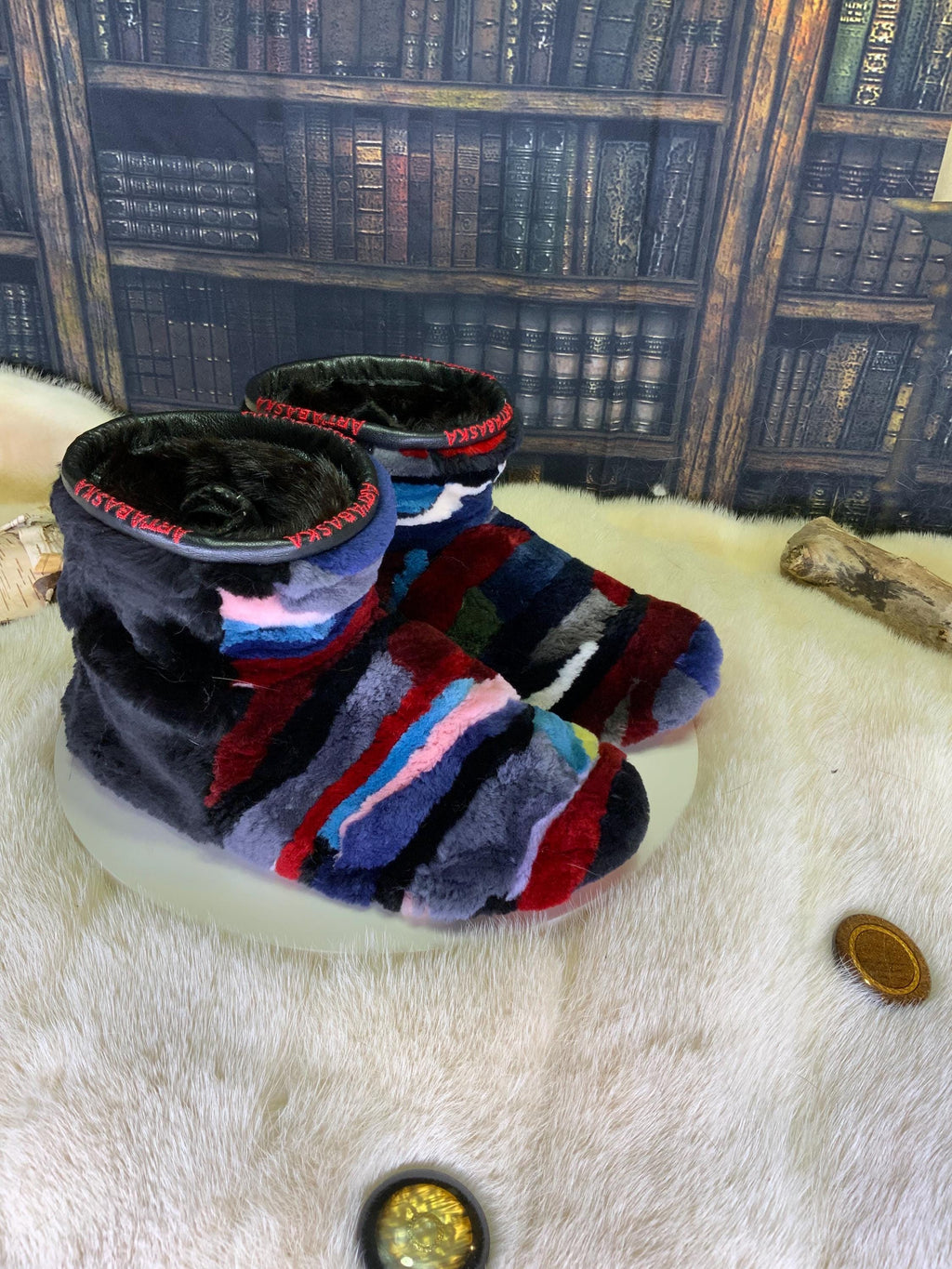 Mocassins d’intérieur Suzanne pour femme 7 en renard rasé teint cousu en lanières et castor rasé recyclé – faits à la main au Québec, chauds, respirants, confort de luxe, pièce unique Art’Abaska 💕
