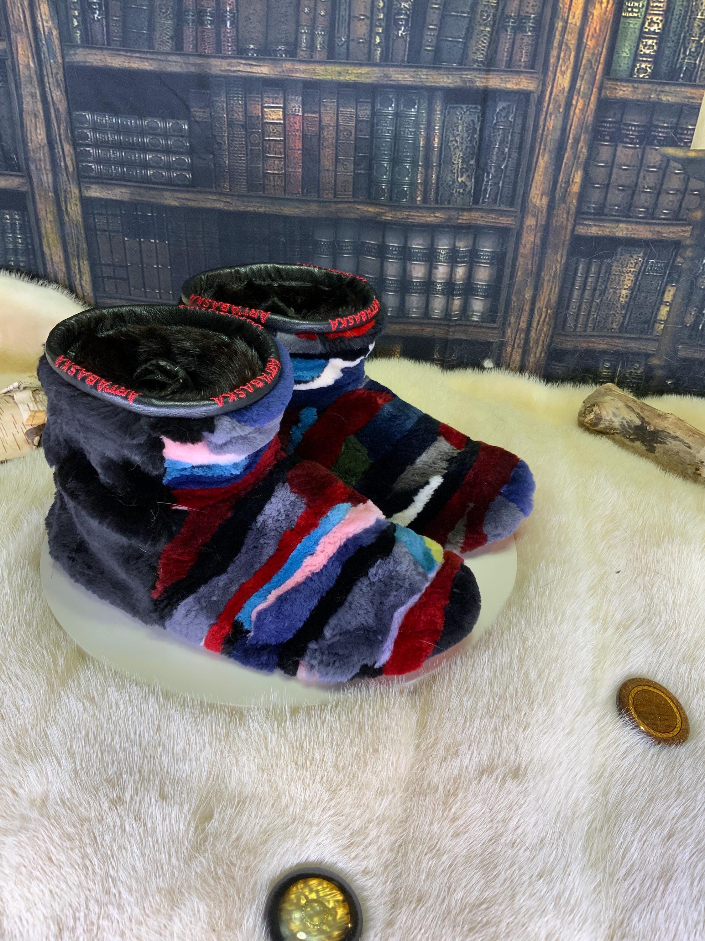 Mocassins d’intérieur Suzanne pour femme 7 en renard rasé teint cousu en lanières et castor rasé recyclé – faits à la main au Québec, chauds, respirants, confort de luxe, pièce unique Art’Abaska 💕