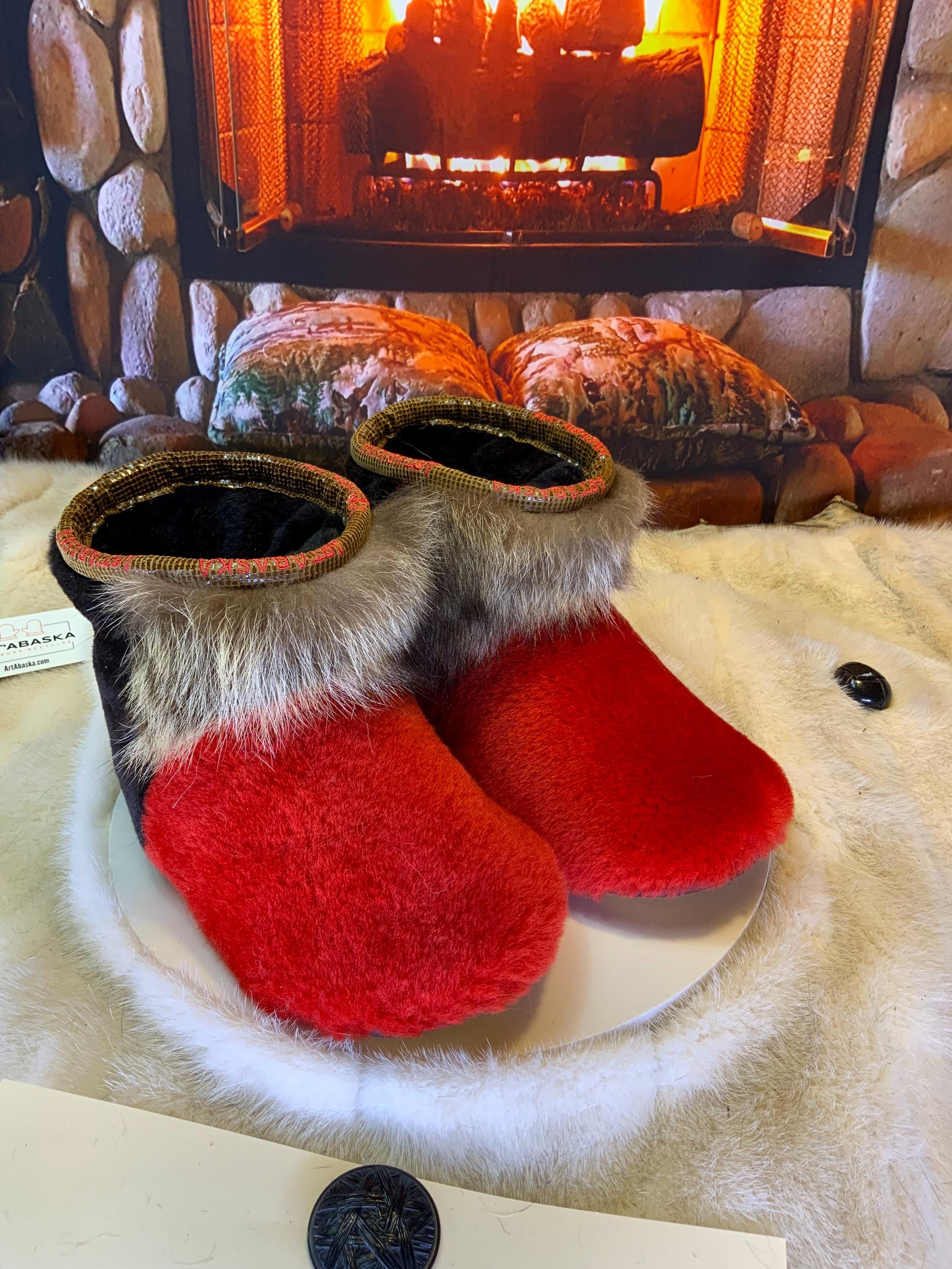 Mocassins d’intérieur Brigitte 7 femme en mouton rasé rouge vif, raton naturel recyclé et mouton rasé brun café – faits à la main au Québec, respirants, confort de luxe, pièce unique Art’Abaska ❤️‍🔥✨