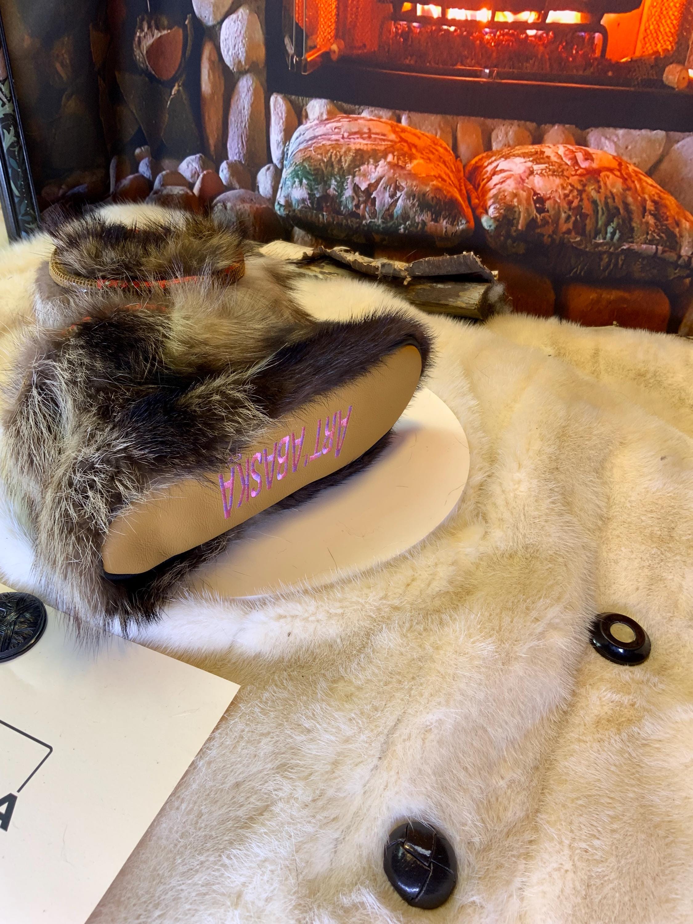 Mocassins d’intérieur Marjolaine – 5 femme – édition tout en fourrure recyclée brune, coyote & raton, semelle brun pâle chocolat, faits à la main au Québec ✨🤎