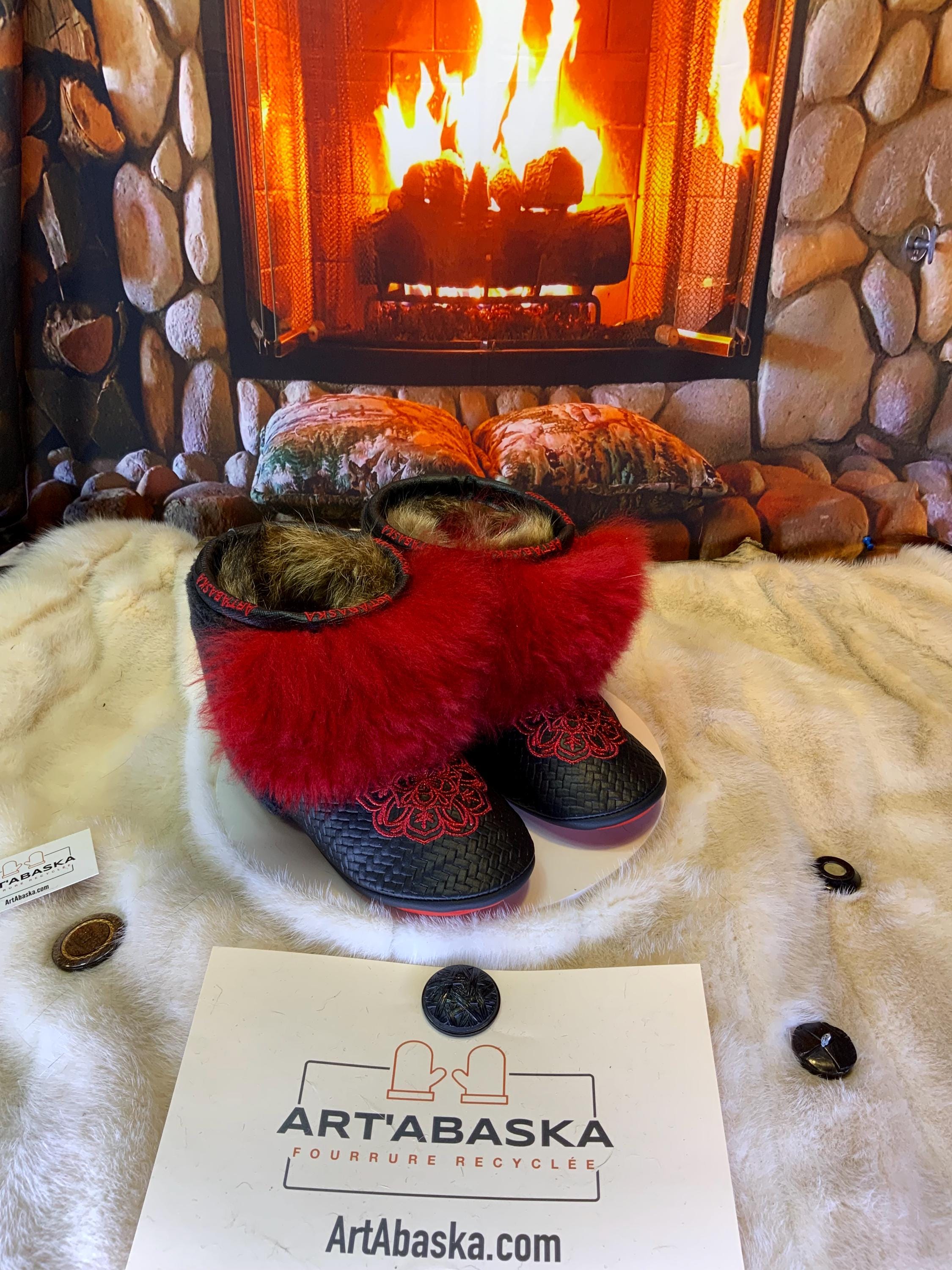 Mocassins d’intérieur Maria – 9 femme – cuir italien chevron brodé mandala rouge en fil de métal, fourrure recyclée & semelle rouge, faits à la main au Québec ✨❤️🌟
