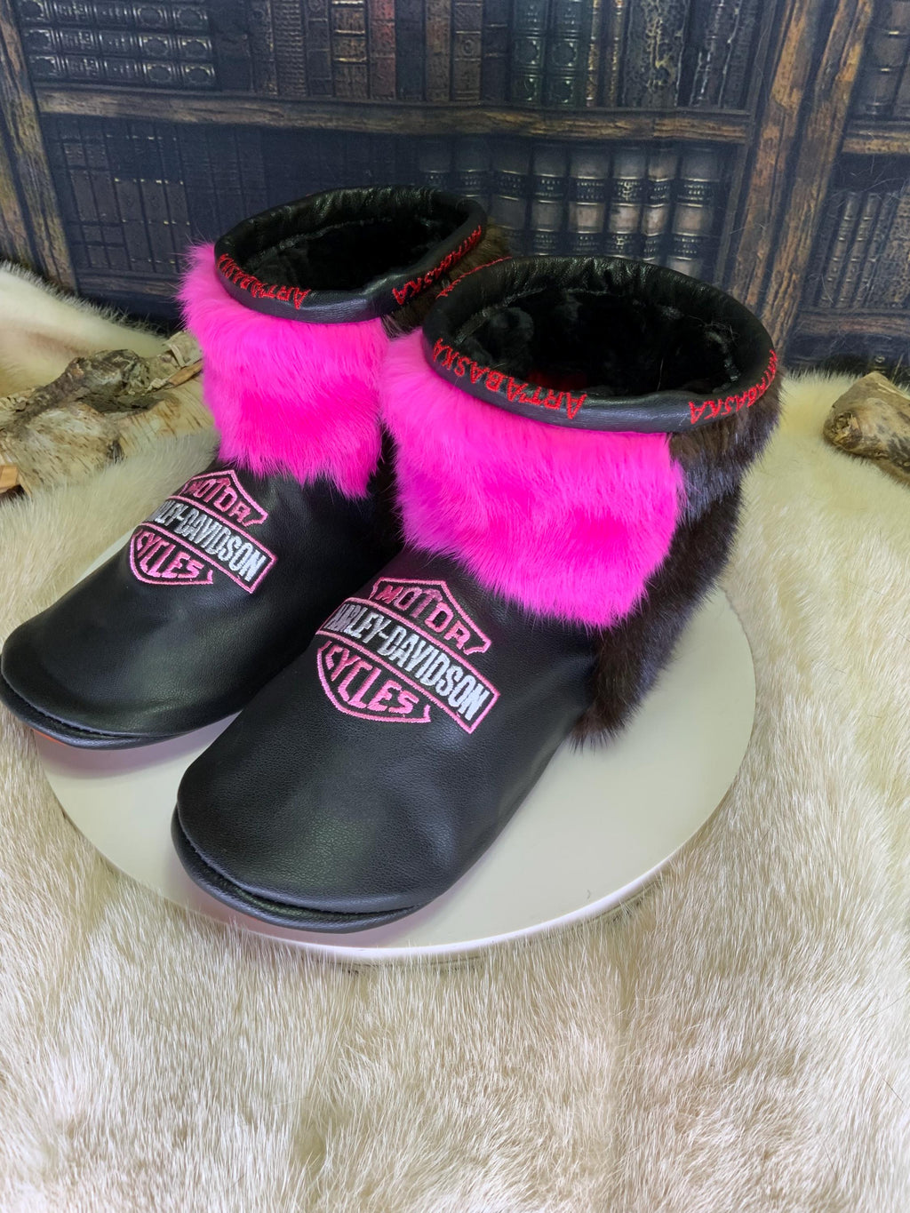 Mocassins d’intérieur Fernande pointure 8 femme cuir brodé vison lapin recyclés fait à la main Québec mocassin de luxe