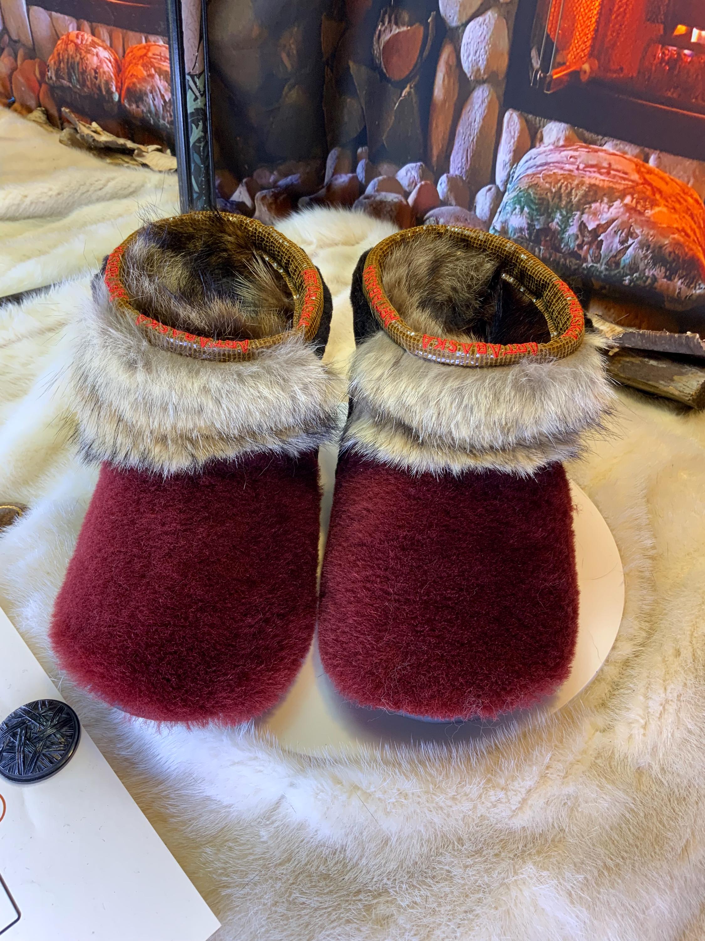 Mocassins d’intérieur Simone 9 femme, mouton bourgogne et coyote recyclé, semelle bleu royal, faits à la main au Québec 💙✨