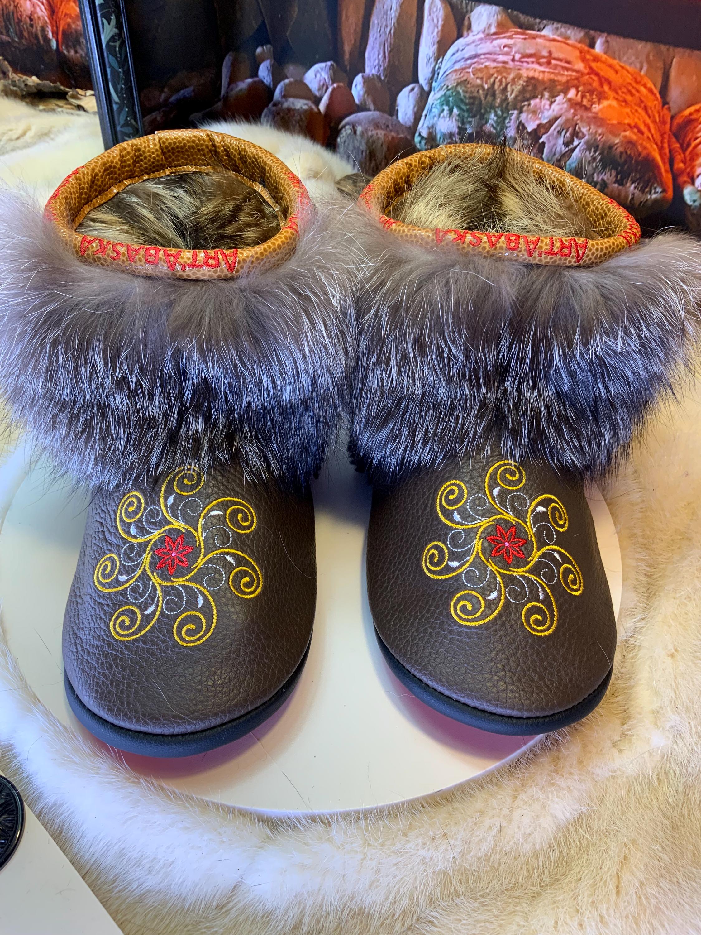 Mocassins d’intérieur Fabienne – 7 femme – cuir italien brun brodé mandala & renard cristal rare, faits à la main au Québec, pièce unique Art’Abaska ✨