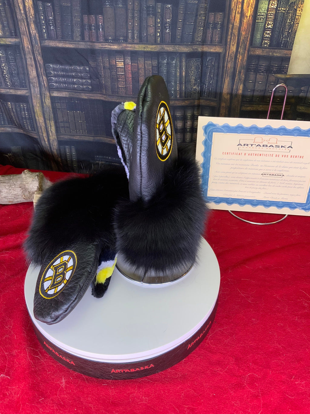 Mitaines courte en cuir et fourrure recyclés édition Bruins de Boston .  Grandeur XL. Les Berthe