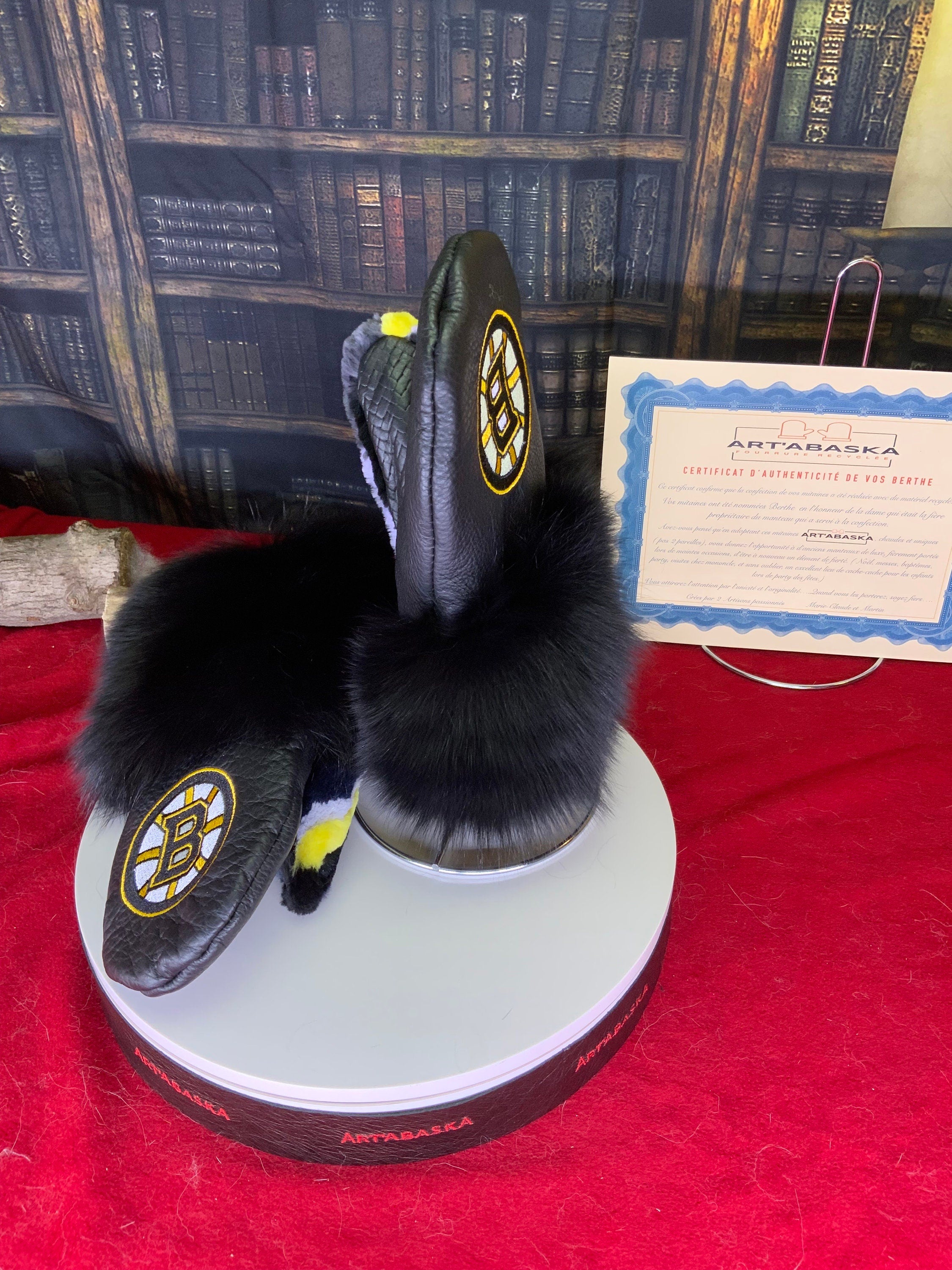 Mitaines courte en cuir et fourrure recyclés édition Bruins de Boston .  Grandeur XL. Les Berthe