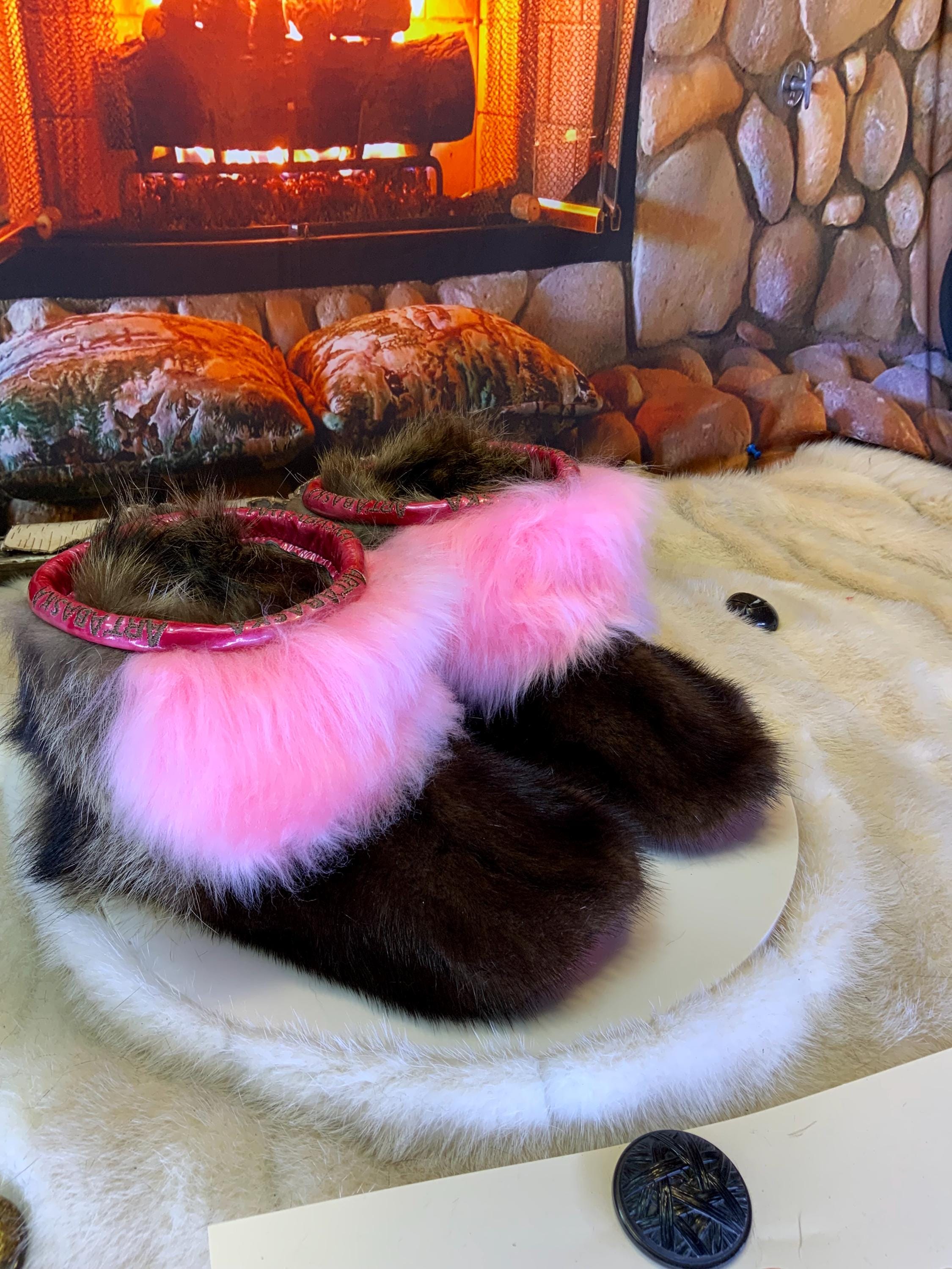 Mocassins d’intérieur Aline – 5 femme – semelle rouge brodée blanc ArtAbaska, édition toute fourrure unique avec touche féminine rose ✨💗❤️