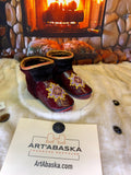 Mocassins d’intérieur Lorraine – 8 femme – cuir d’anguille brodé mandala, fourrure recyclée & semelle rouge, pièce unique faite à la main au Québec ✨🌸❤️