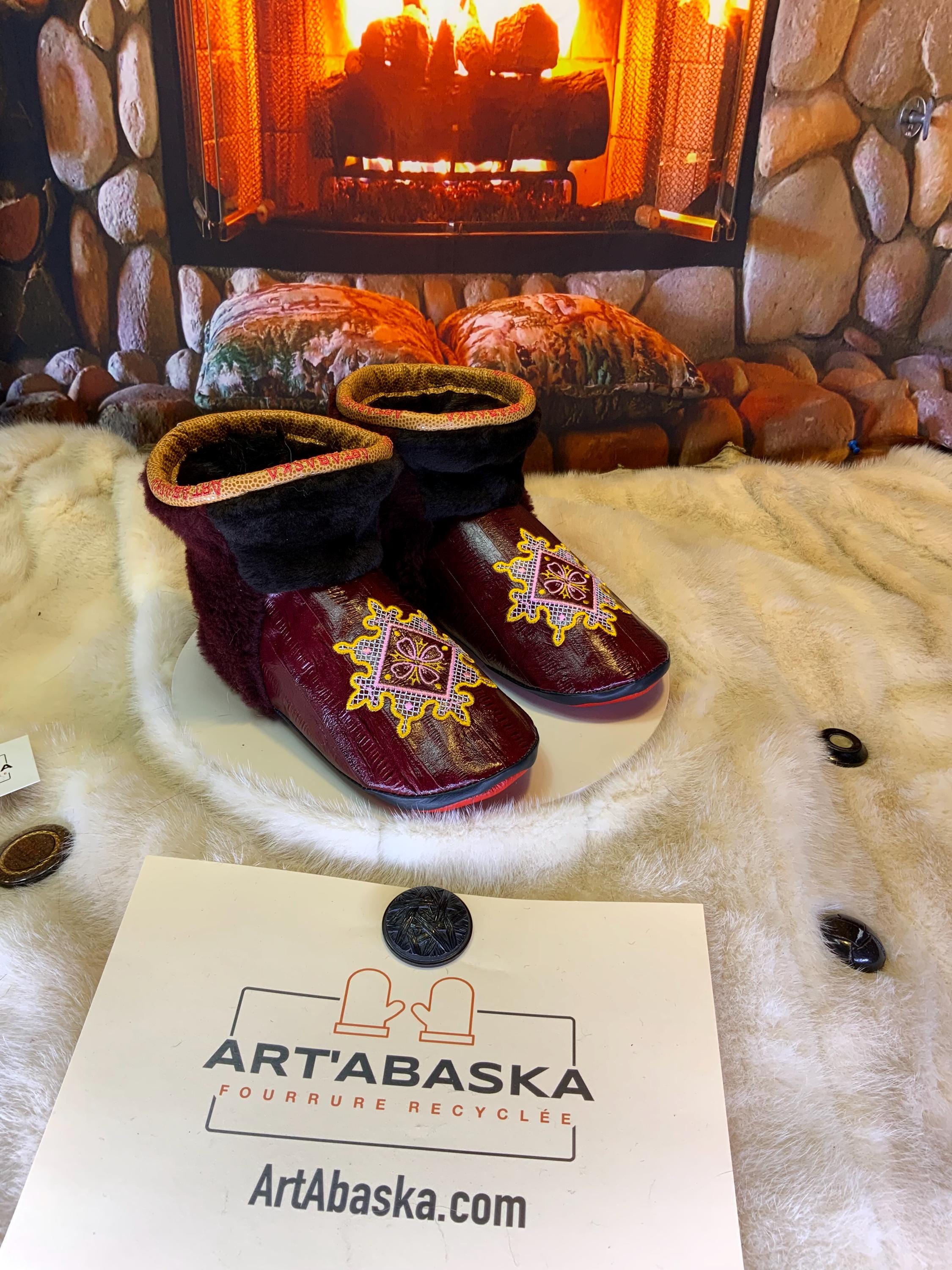 Mocassins d’intérieur Lorraine – 8 femme – cuir d’anguille brodé mandala, fourrure recyclée & semelle rouge, pièce unique faite à la main au Québec ✨🌸❤️