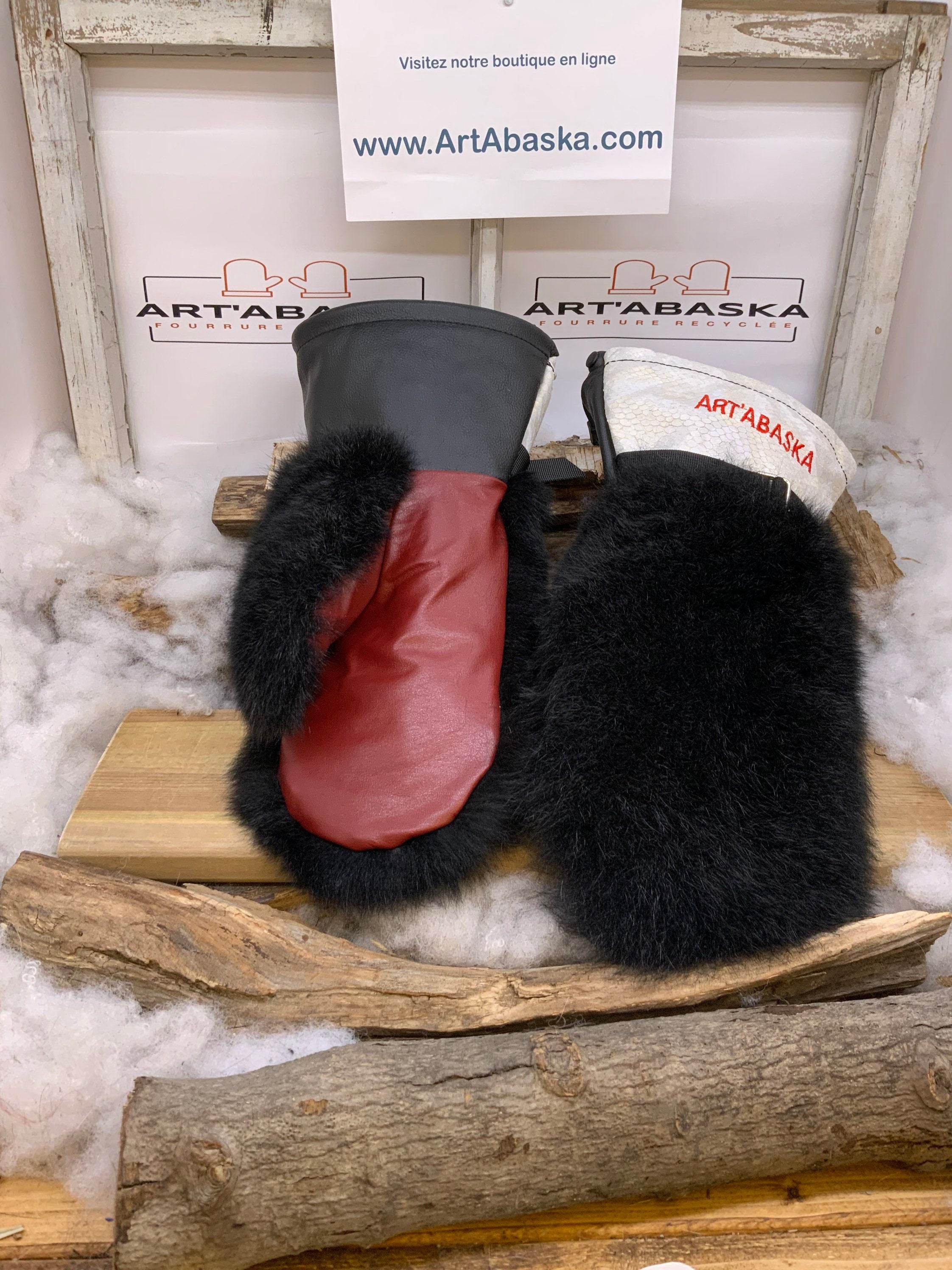 Mitaines Anna Large opossum noir cuir crème embossé serpent bourgogne recyclé broderie rouge ArtAbaska fait main Québec unique artisanale