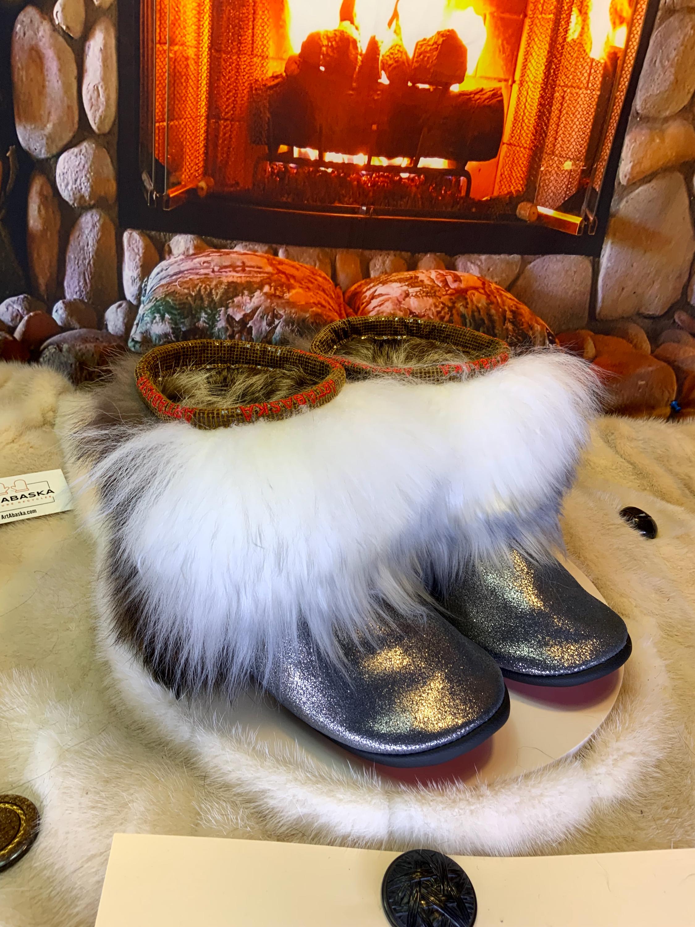 Mocassins d’intérieur Colombe pour 8 femme en cuir argenté brillant, mouton naturel blanc et raton naturel recyclé – faits à la main au Québec, respirants, confort de luxe, pièce unique Art’Abaska ✨🤍