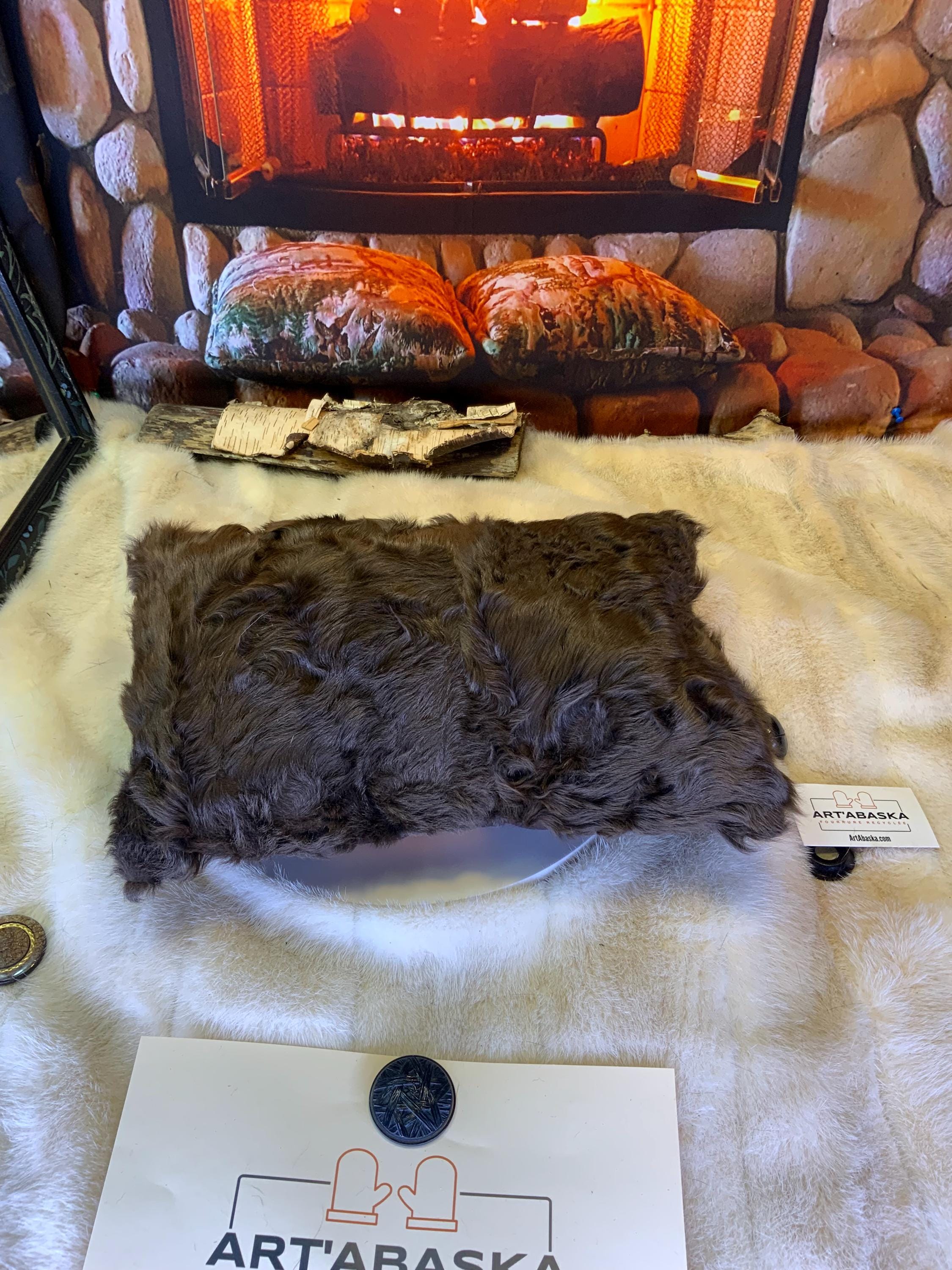 Coussin en fourrure recyclée – cuir & broderie, pièce unique faite à la main au Québec