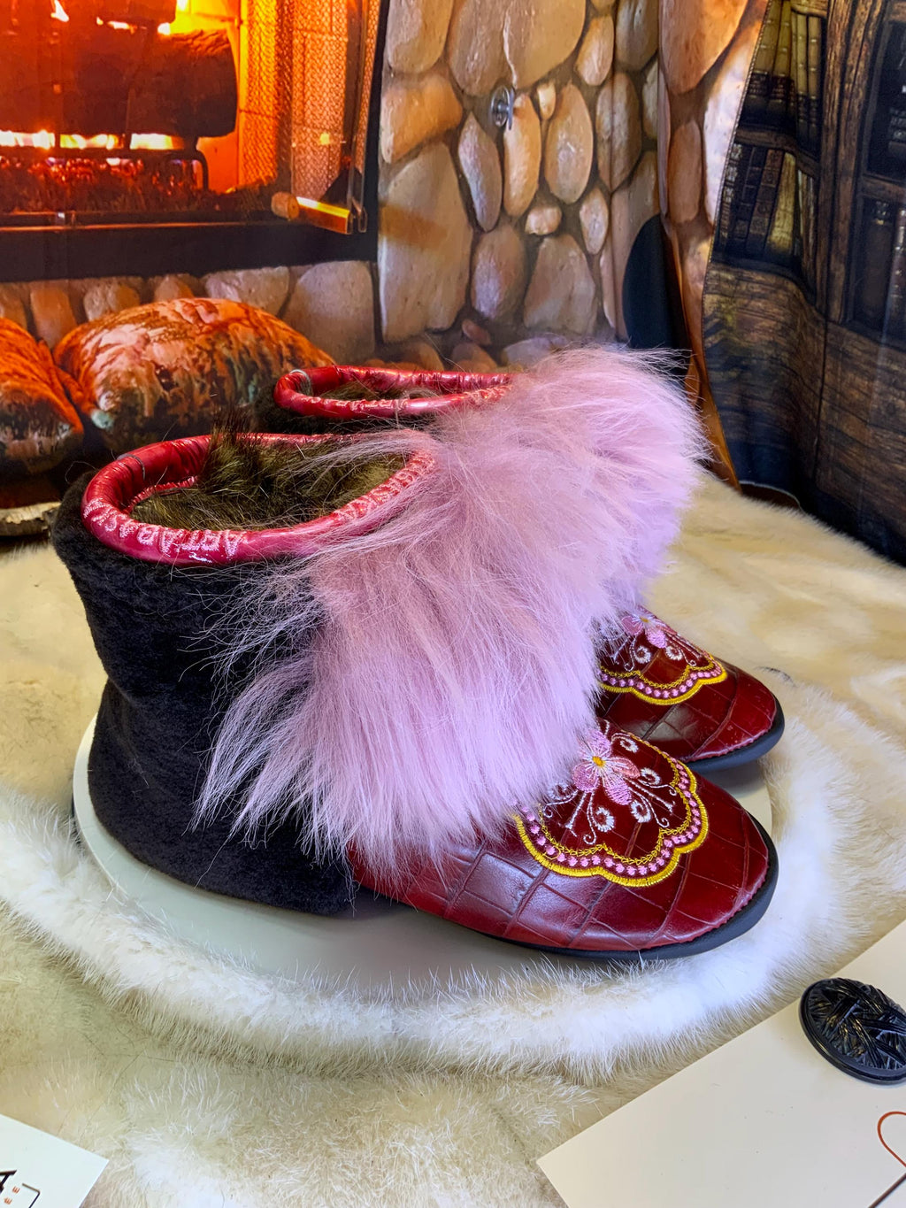 Mocassins d’intérieur Angèle – 7 femme – cuir croco bourgogne brodé mandala orange, fourrure recyclée en mouton & semelle brun chocolat, faits à la main au Québec ✨🧡🤎