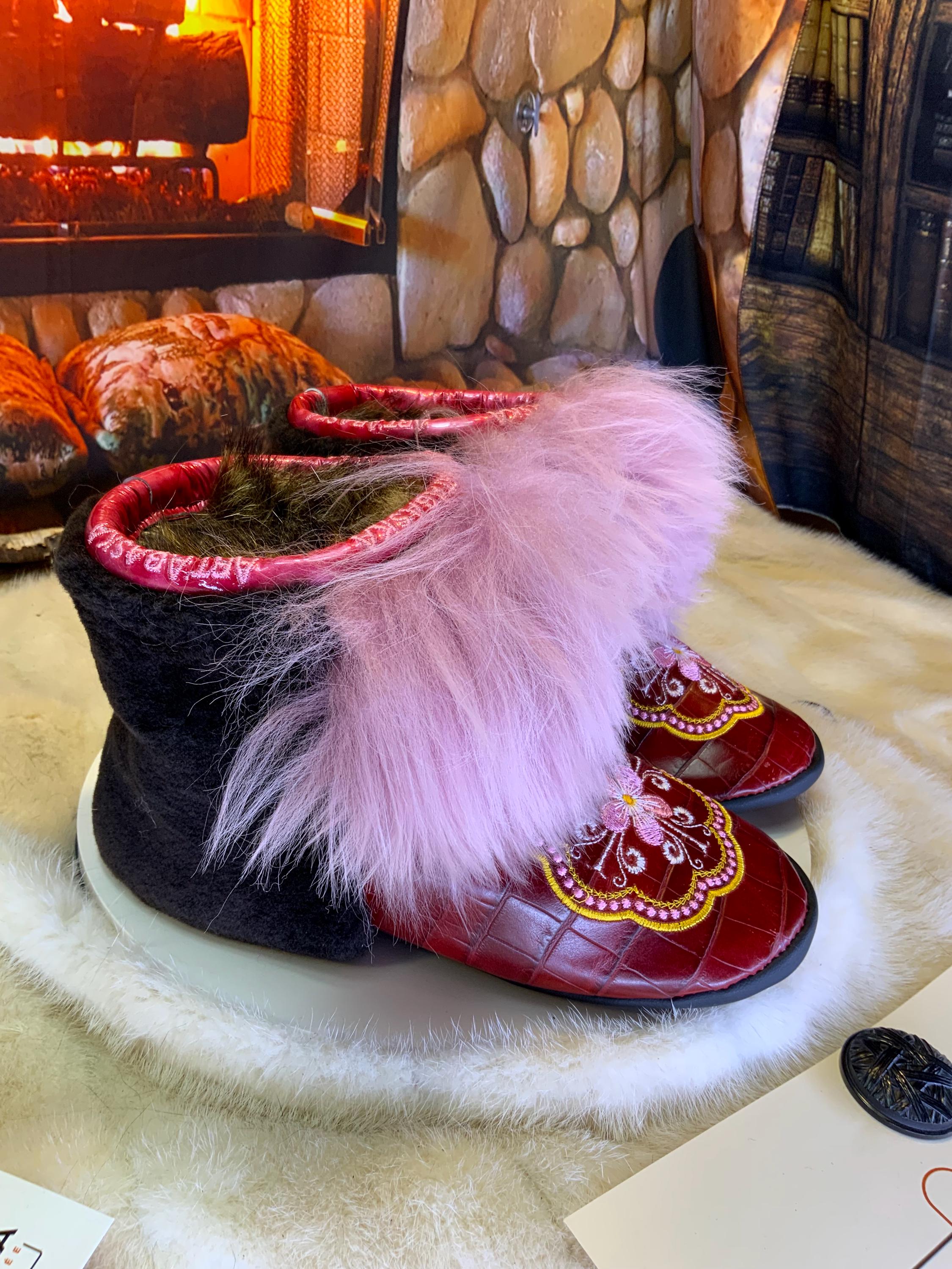 Mocassins d’intérieur Angèle – 7 femme – cuir croco bourgogne brodé mandala orange, fourrure recyclée en mouton & semelle brun chocolat, faits à la main au Québec ✨🧡🤎