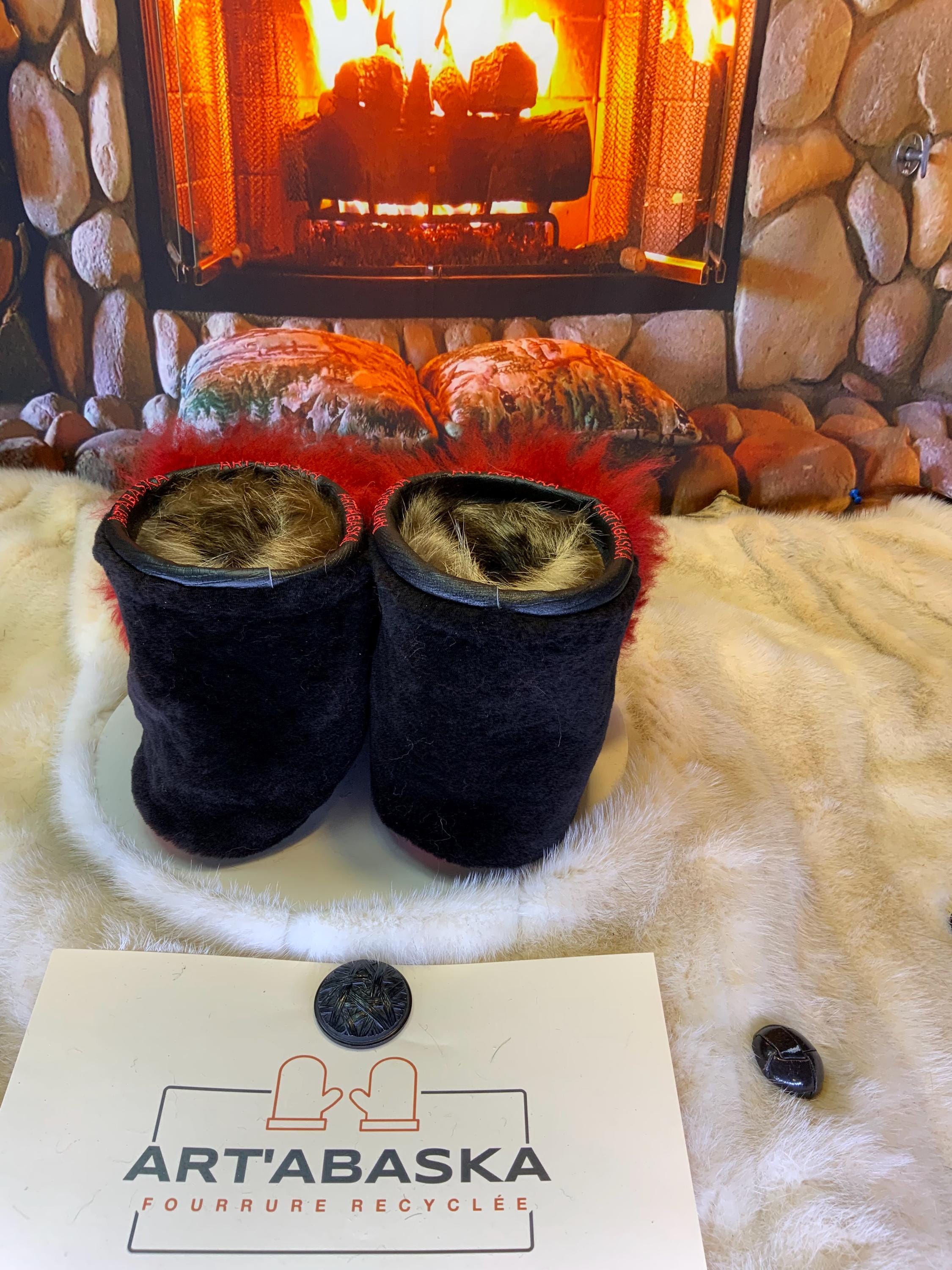 Mocassins d’intérieur Sylvie 9 femme, mouton recyclé noir et rouge vif, semelle rouge, faits à la main au Québec ❤️✨