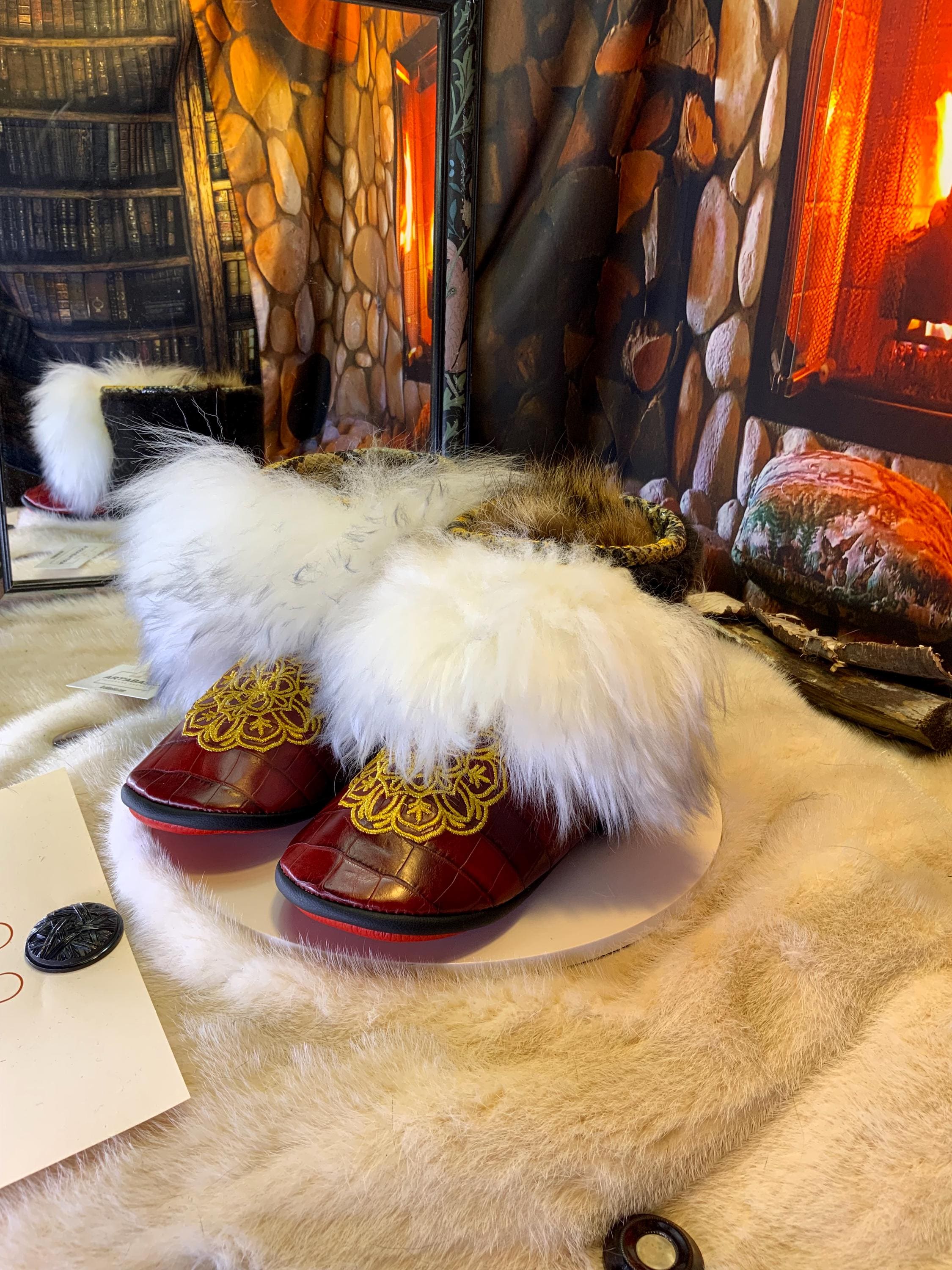 Mocassins d’intérieur Dorothée – 9 femme – cuir crocodile bourgogne brodé mandala fil de métal or, fourrure recyclée & semelle rouge, faits à la main au Québec ✨💛❤️