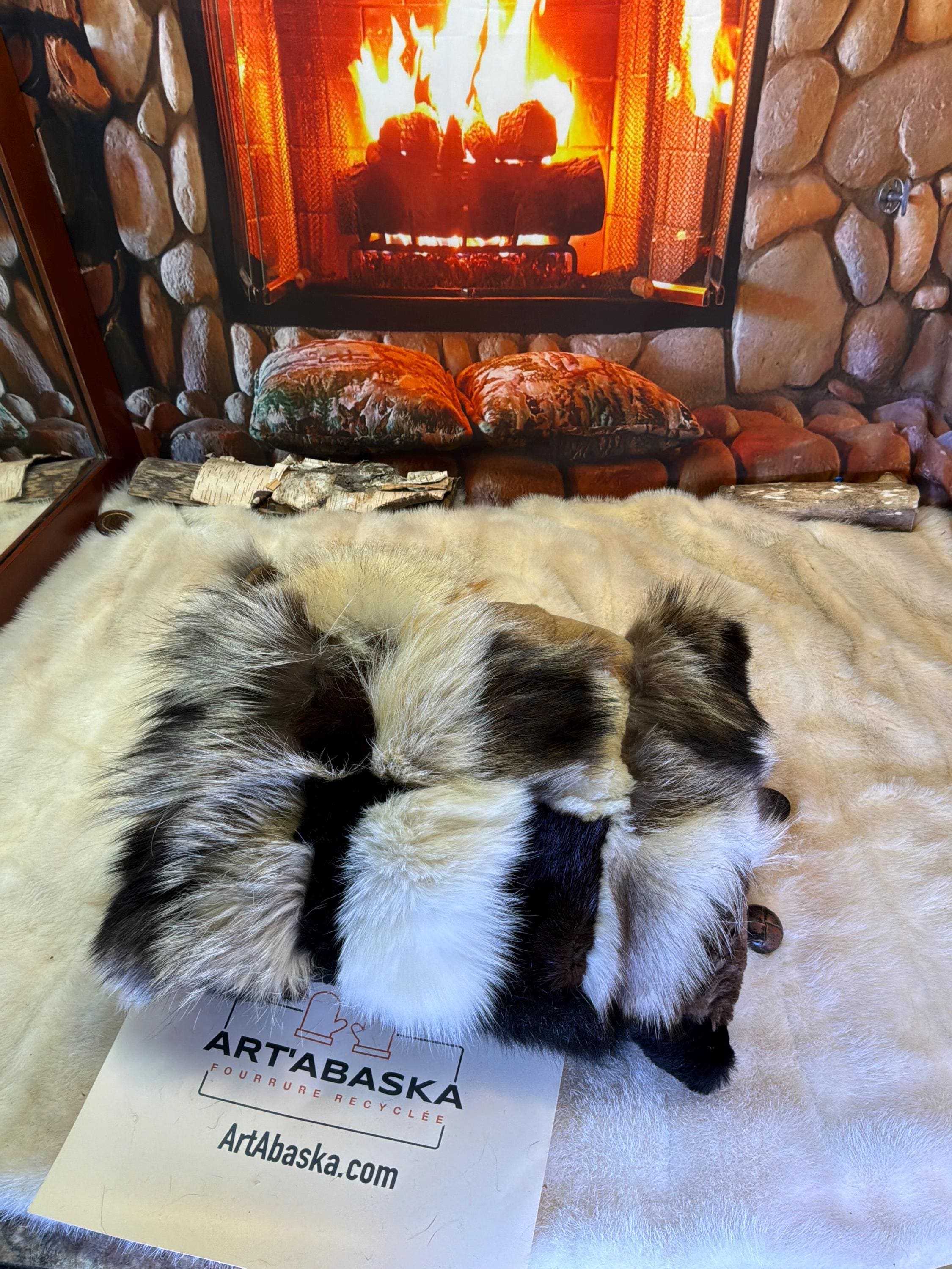 Coussin patchwork fourrures recyclées fait à la main Québec coussin décoratif cuir brun chocolat avec poche pièce unique ArtAbaska