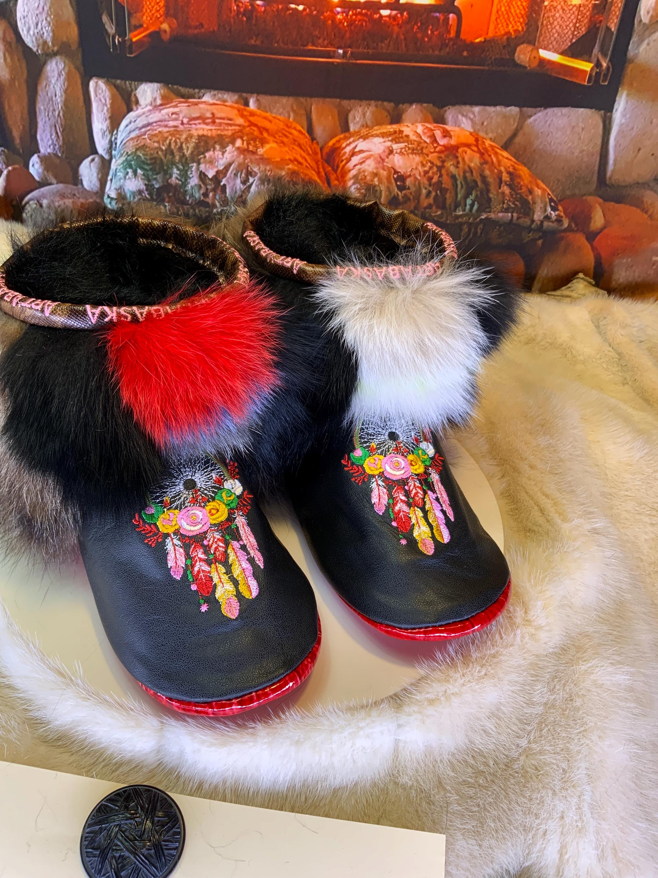 Mocassins d’intérieur Lucie 8 femme, cuir italien noir brodé capteur de rêve multicolore, fourrure recyclée patchwork, faits à la main au Québec ✨🌈🖤
