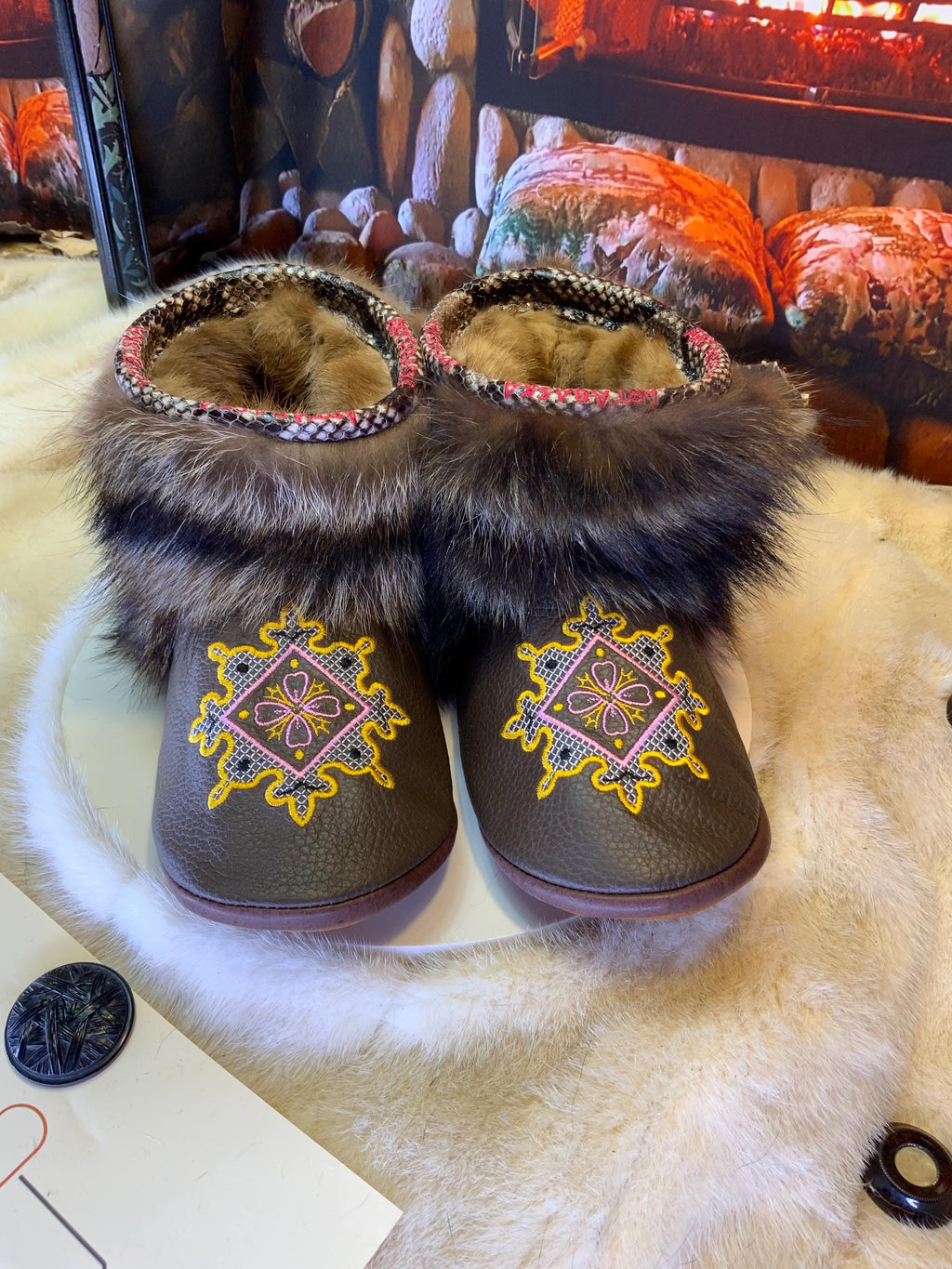Mocassins d’intérieur Les Giselle – 10 femme – cuir brun mandala brodé rose jaune & raton recyclé, pièce unique Québec artisanal