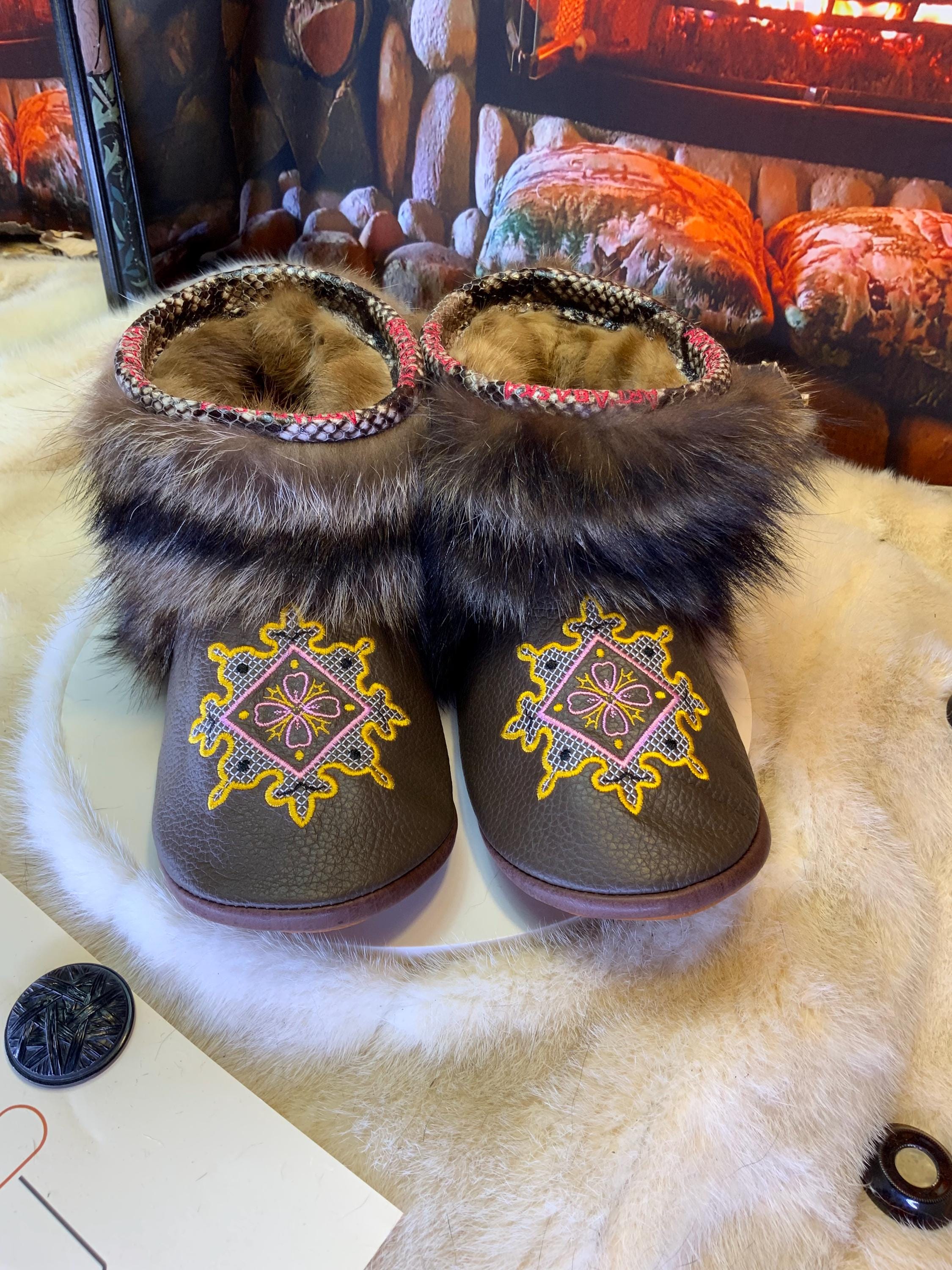Mocassins d’intérieur Les Giselle – 10 femme – cuir brun mandala brodé rose jaune & raton recyclé, pièce unique Québec artisanal