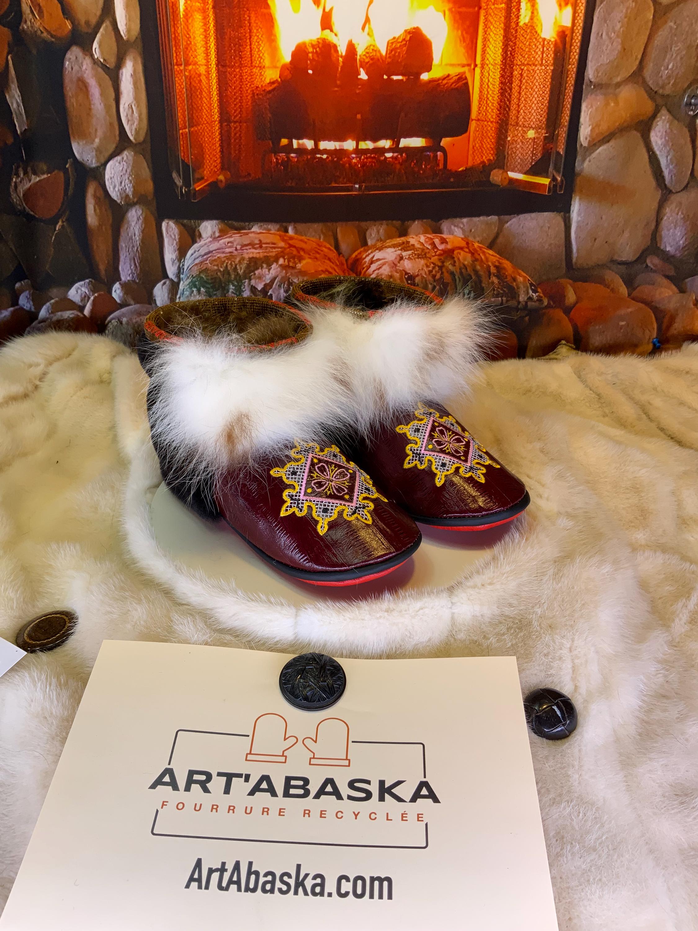 Mocassins d’intérieur Maryse 9 femme, cuir d’anguille bourgogne brodé mandala, renard norvégien recyclé, faits à la main au Québec ✨🌸❤️