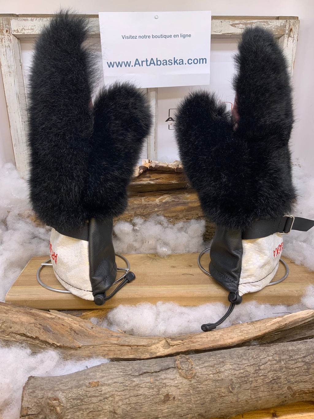 Mitaines Anna Large opossum noir cuir crème embossé serpent bourgogne recyclé broderie rouge ArtAbaska fait main Québec unique artisanale