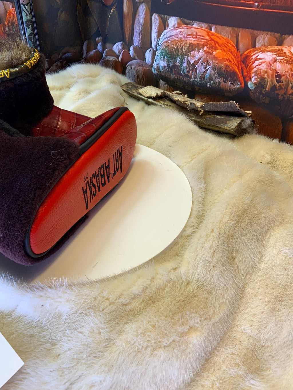 Mocassins d’intérieur Rolande 7 femme, cuir imprimé crocodile bourgogne, fourrure recyclée, faits à la main au Québec ✨❤️🤎