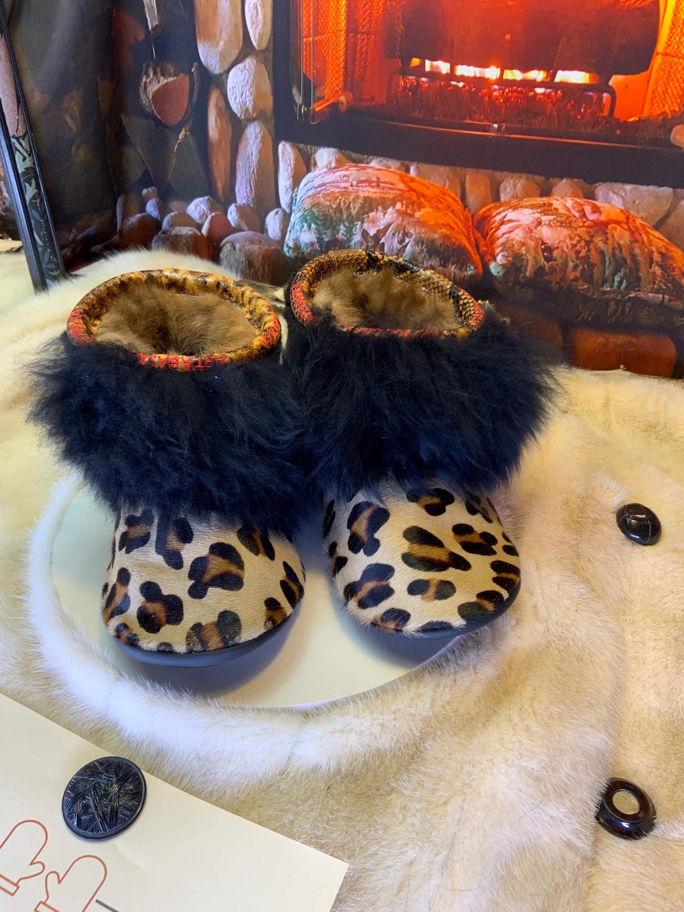 Mocassins d’intérieur Les Monique – 10 femme – peau de vache léopard & mouton recyclé pleine longueur, cuir noir Québec artisanal