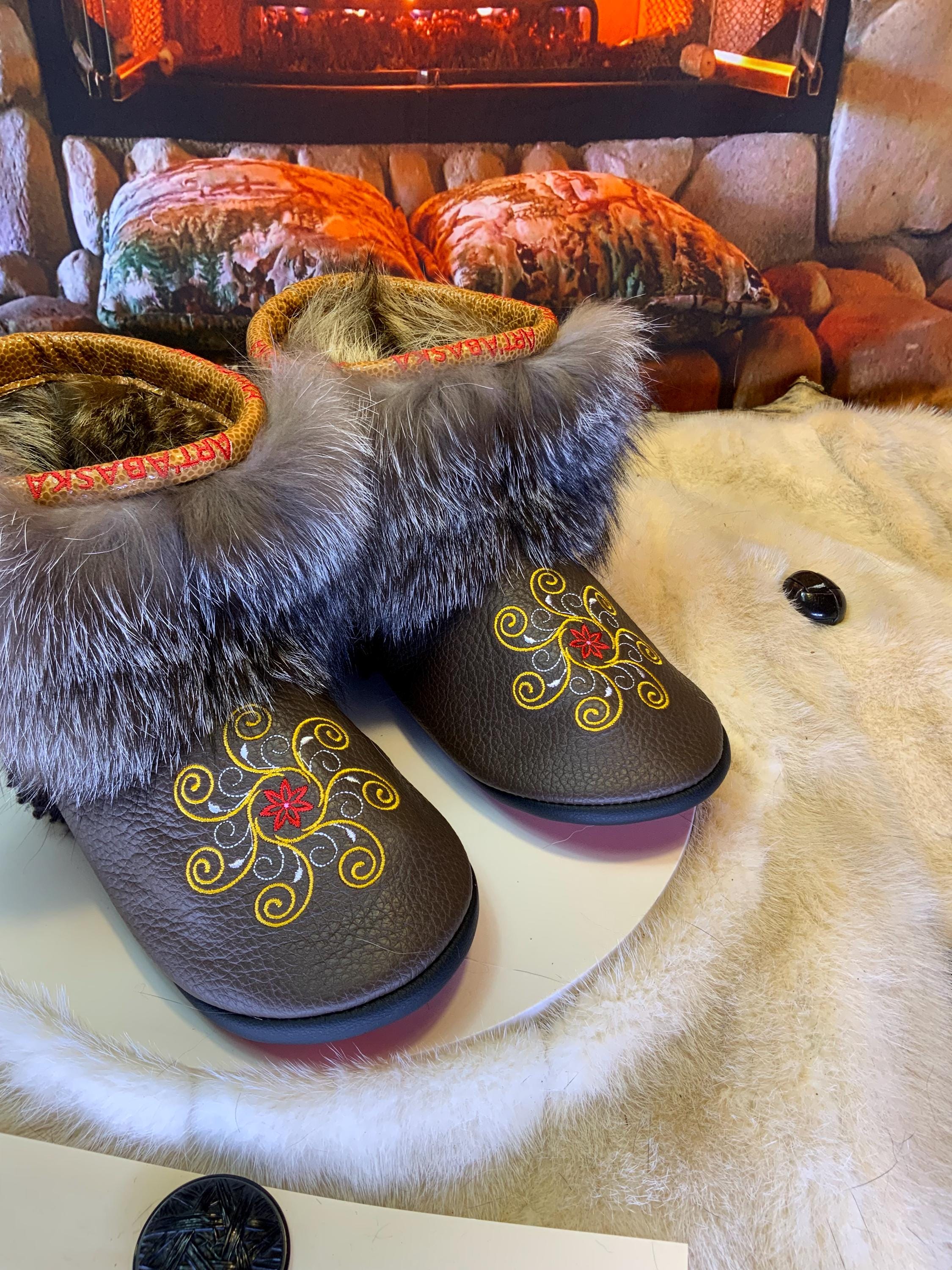 Mocassins d’intérieur Fabienne – 7 femme – cuir italien brun brodé mandala & renard cristal rare, faits à la main au Québec, pièce unique Art’Abaska ✨