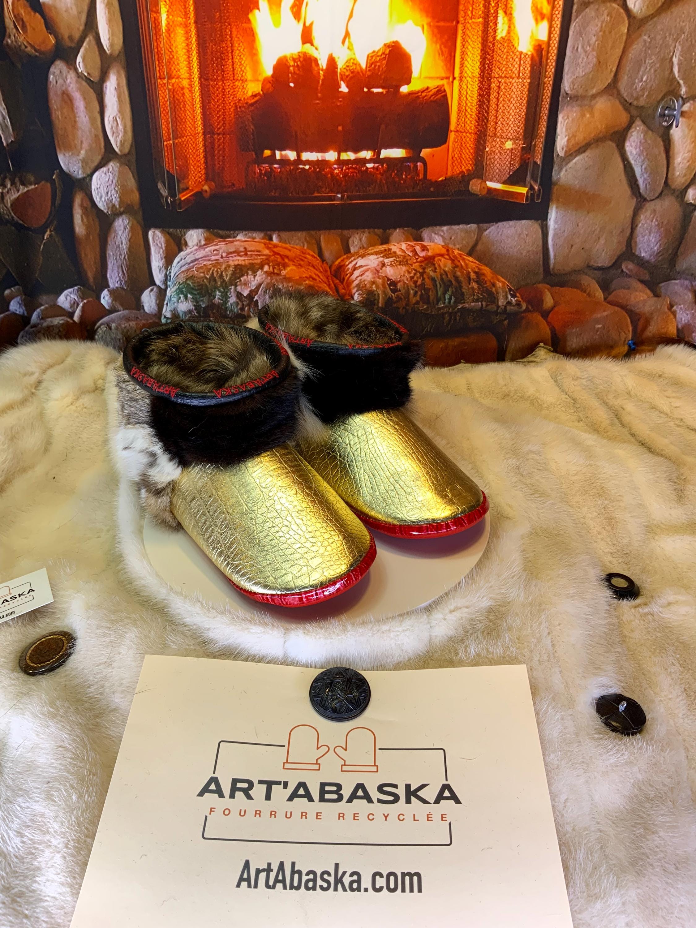 Mocassin d’intérieur homme Les Blandine – pointure 10 – cuir doré imprimé crocodile, vison & coyote recyclés – fait à la main au Québec