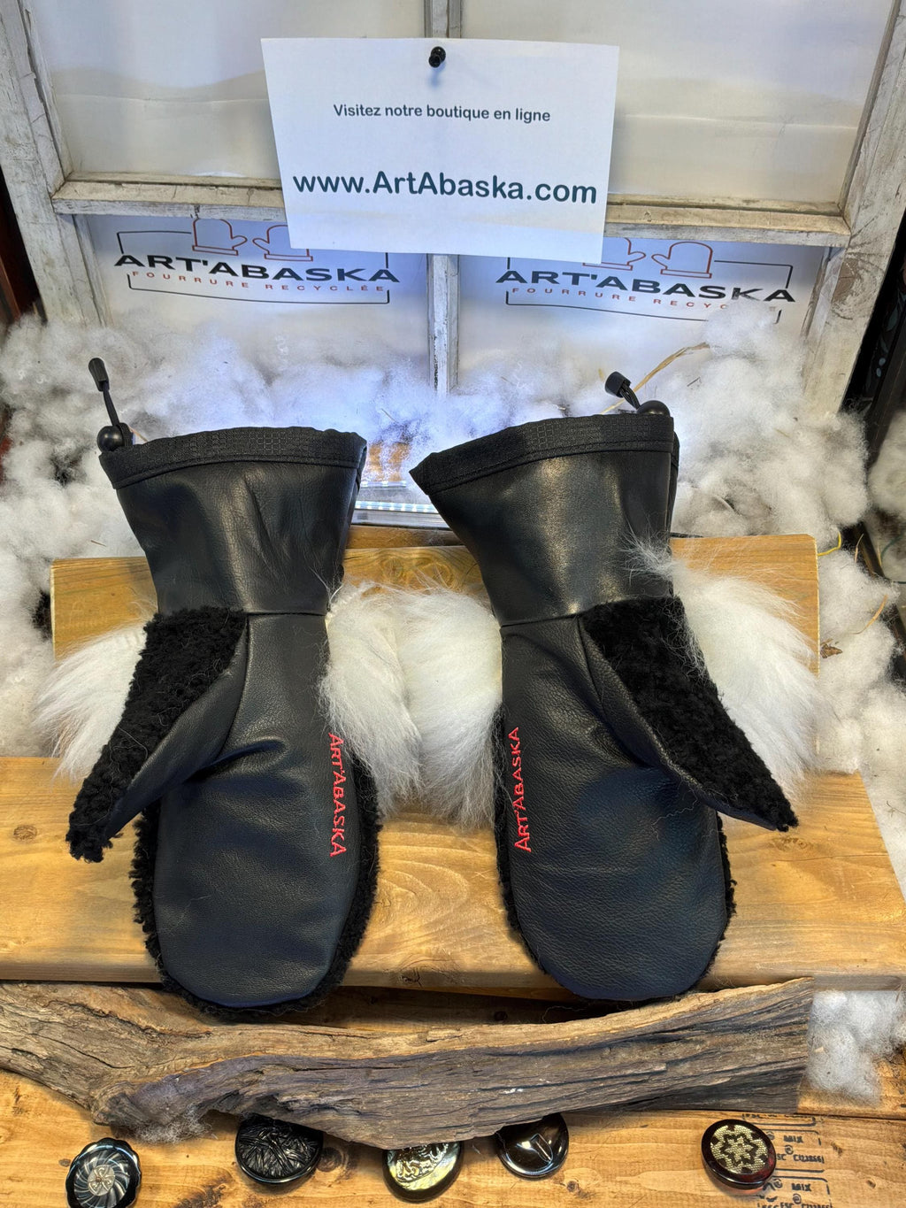 Mitaines Fernande Medium mouton frisé noir recyclé & grosse touffe au poignet, cuir italien noir, pièce unique faite à la main Québec