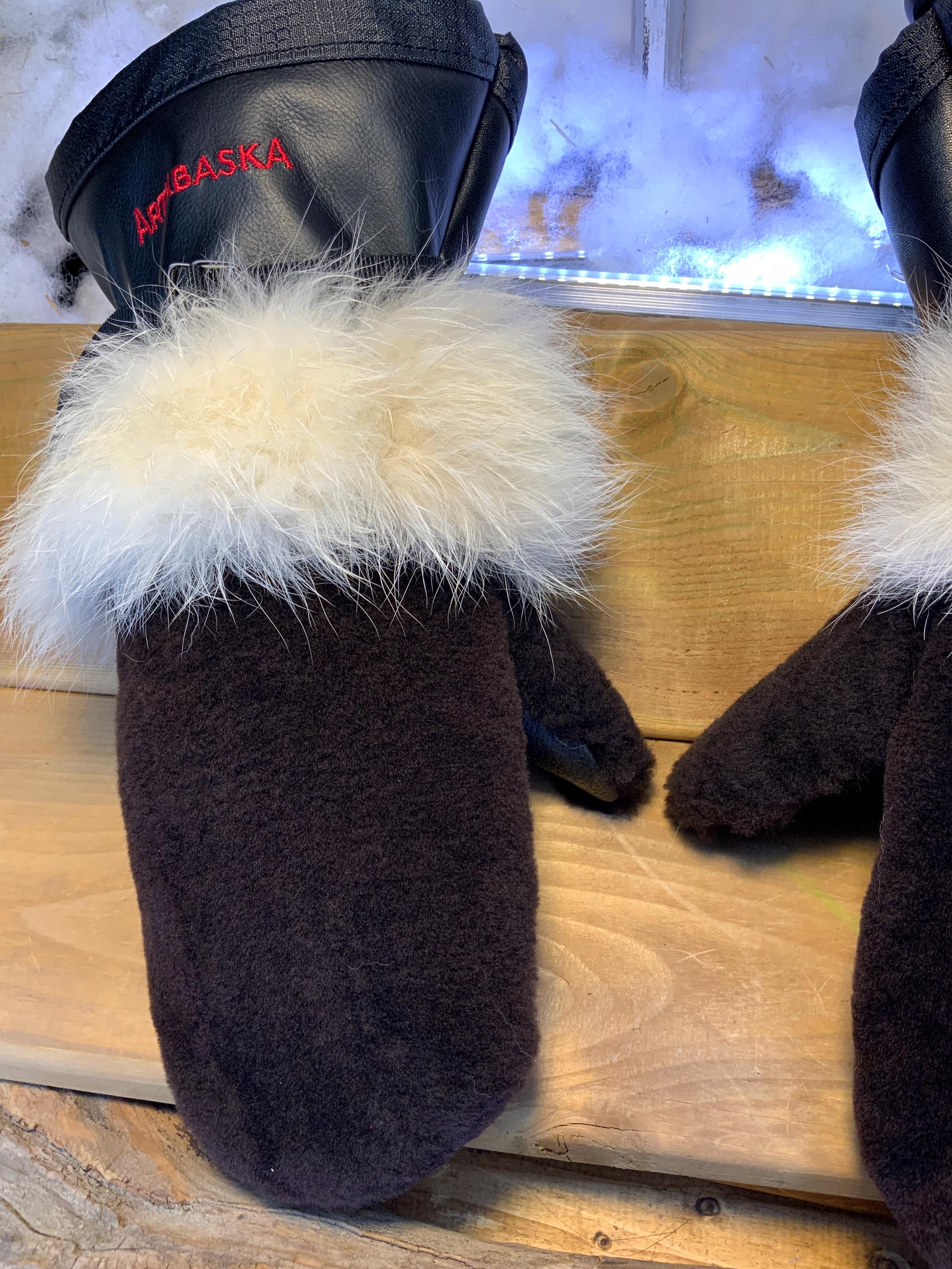 Mitaines Les Fabienne – Medium, mouton rasé brun café, renard norvégien blanc, cuir italien noir, fait à la main au Québec