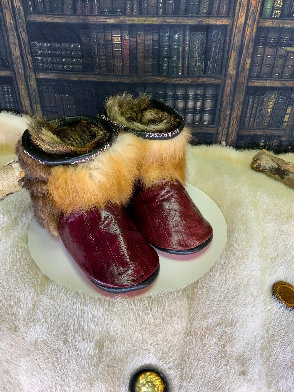 Mocassins d’intérieur Berthe pour femme 8 en cuir italien bourgogne style anguille et fourrures recyclées – faits à la main au Québec, chauds, respirants, confort de luxe, pièce unique Art’Abaska 💕