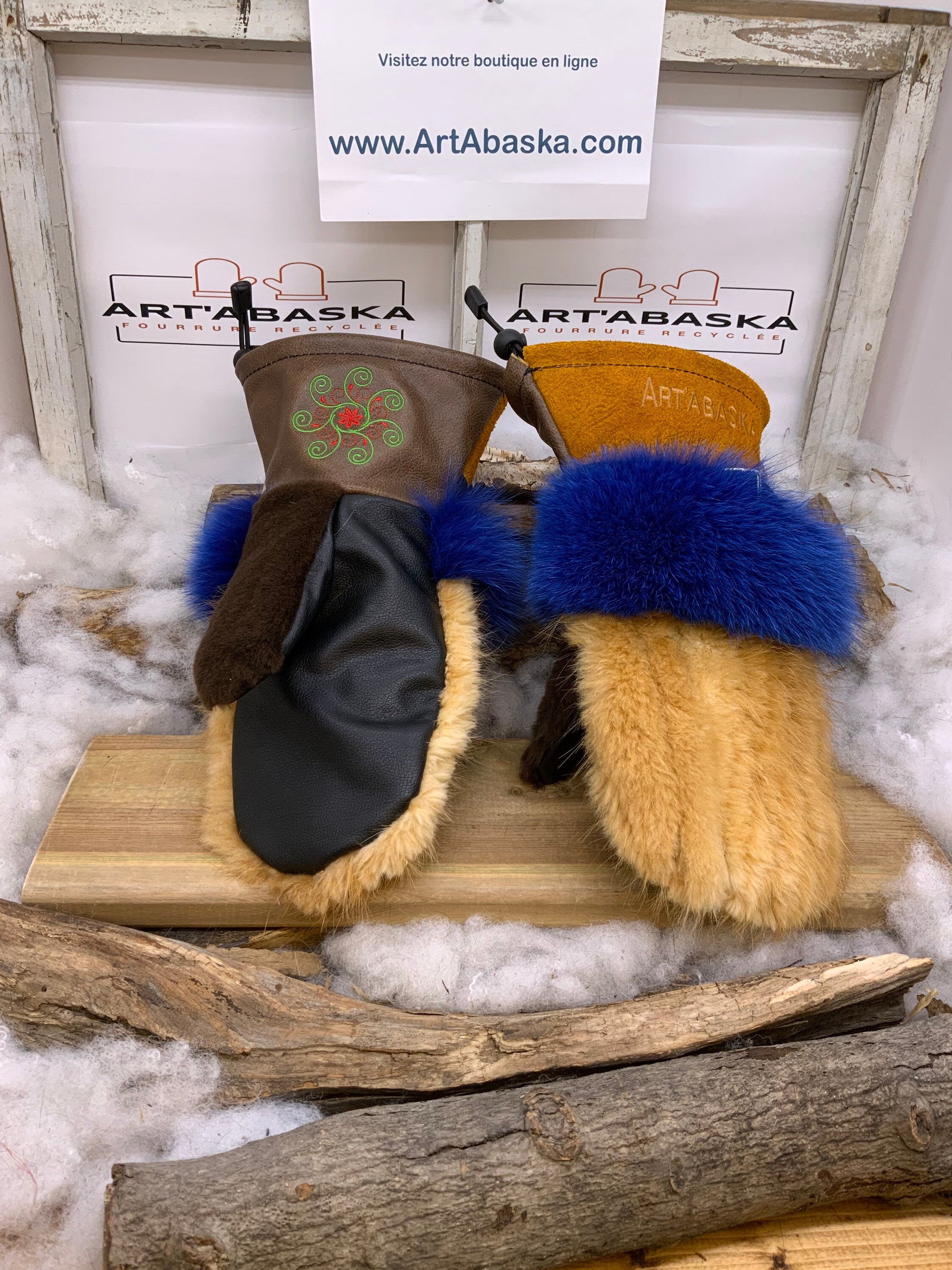 Mitaines Les Joséphine – Medium, renard bleu, castor remodelé, mouton brun rasé, cuir recyclé, fait à la main au Québec