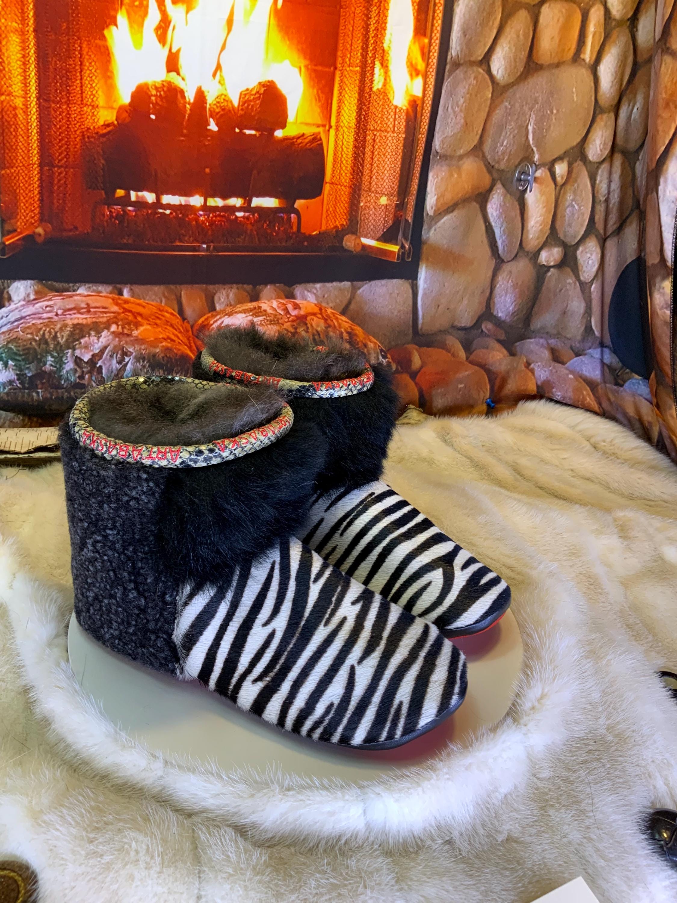 Mocassins d’intérieur Rita 6 femme, cuir recyclé imprimé zèbre, mouton noir et blanc, faits à la main au Québec 🦓✨
