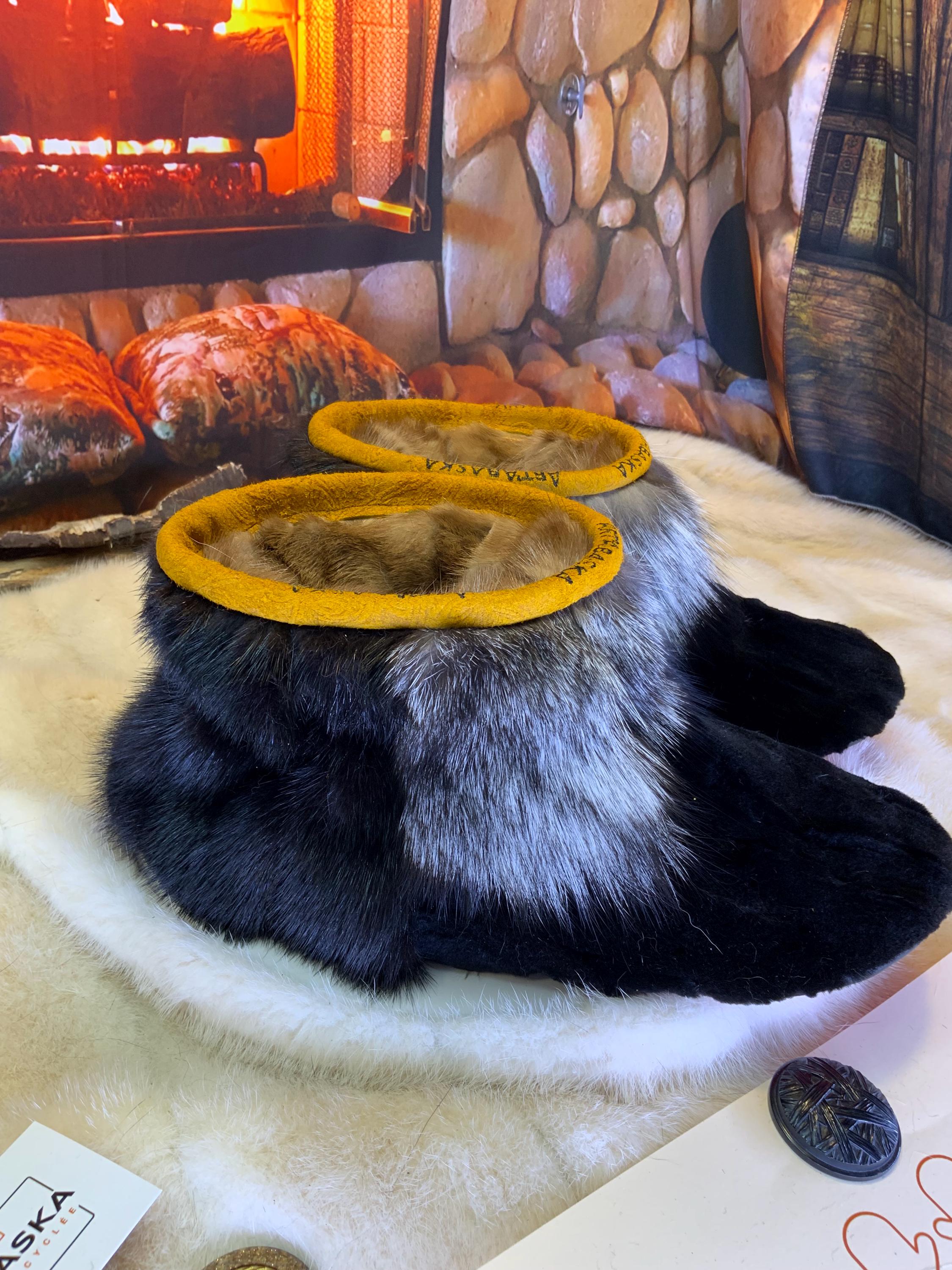 Mocassins d’interieur homme 10 Les Jeanine – fourrure recyclee castor renard cristal vison brun – semelle rouge – fait main Quebec