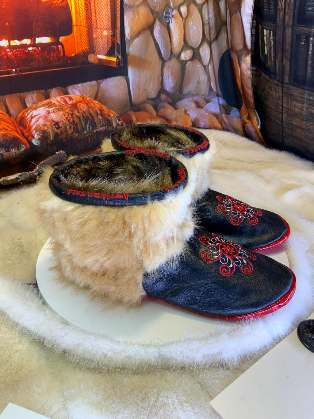 Mocassins d’intérieur Lisette – 6 femme – cuir italien craquelé brodé mandala rouge-blanc, raton bleached recyclé & semelle rouge, faits à la main au Québec ✨❤️🤍