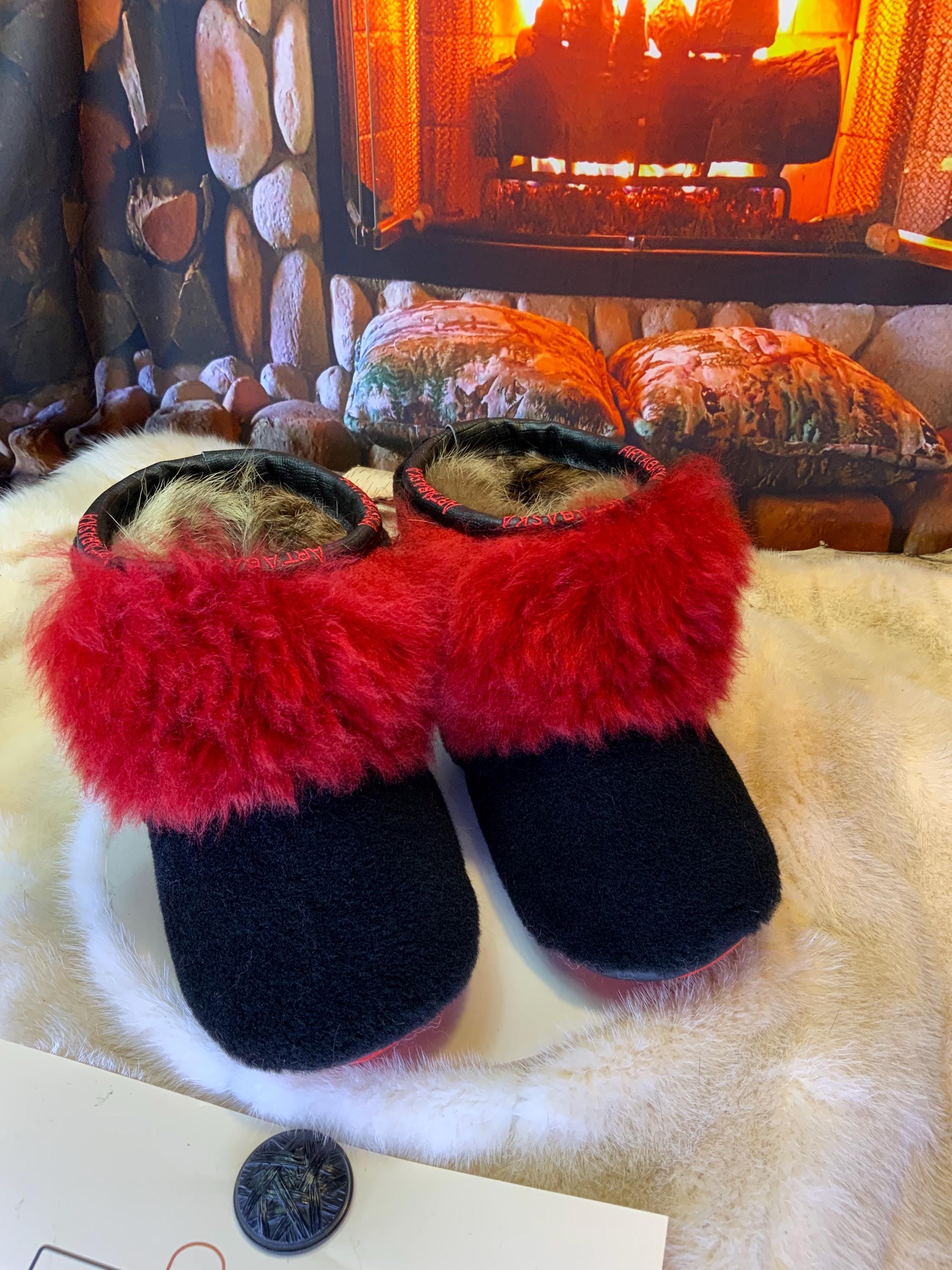 Mocassins d’intérieur Sylvie 9 femme, mouton recyclé noir et rouge vif, semelle rouge, faits à la main au Québec ❤️✨