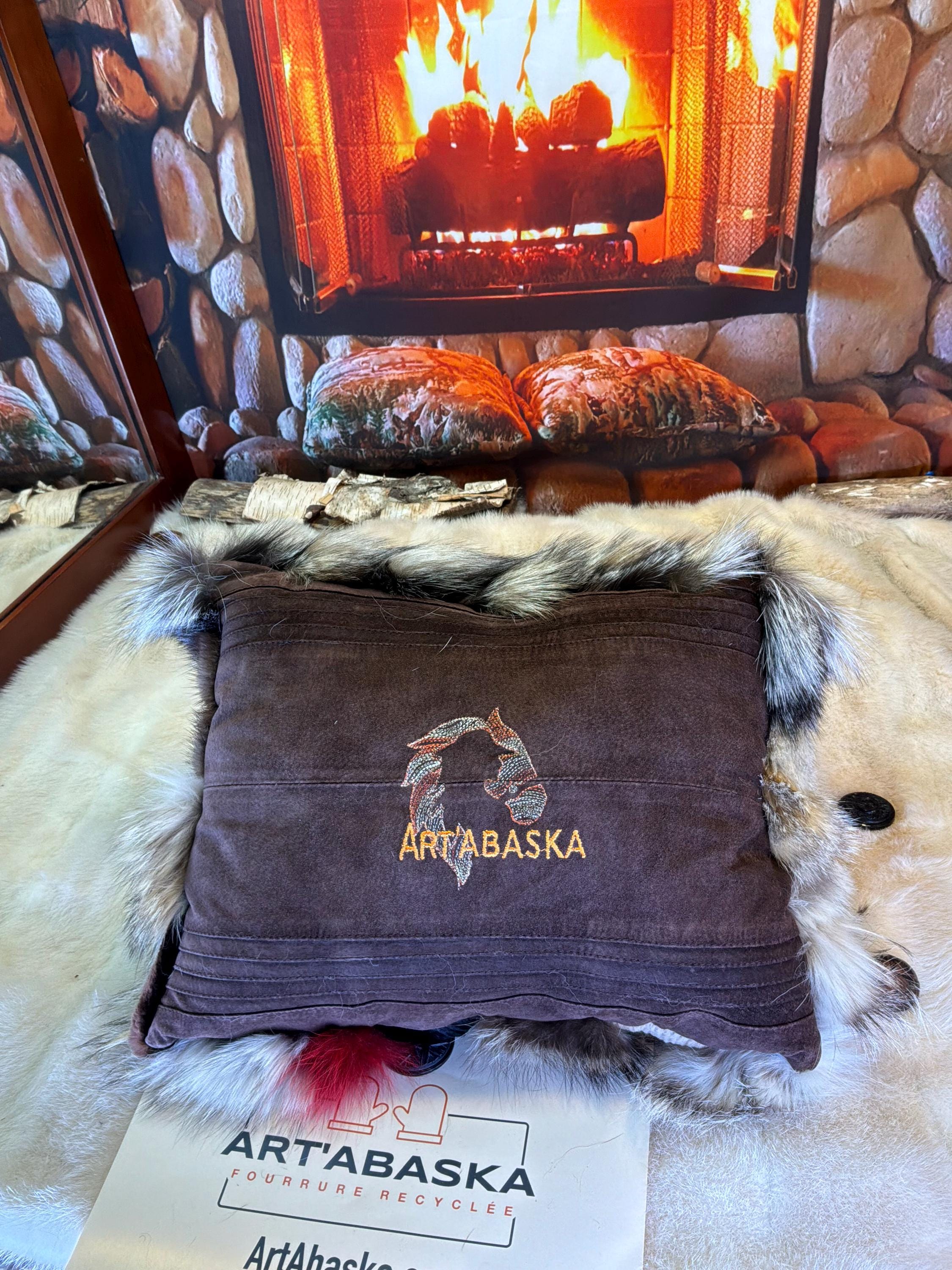 Coussin patchwork fourrures recyclées fait à la main Québec coussin décoratif cuir suède brun brodé tête de cheval pièce unique ArtAbaska