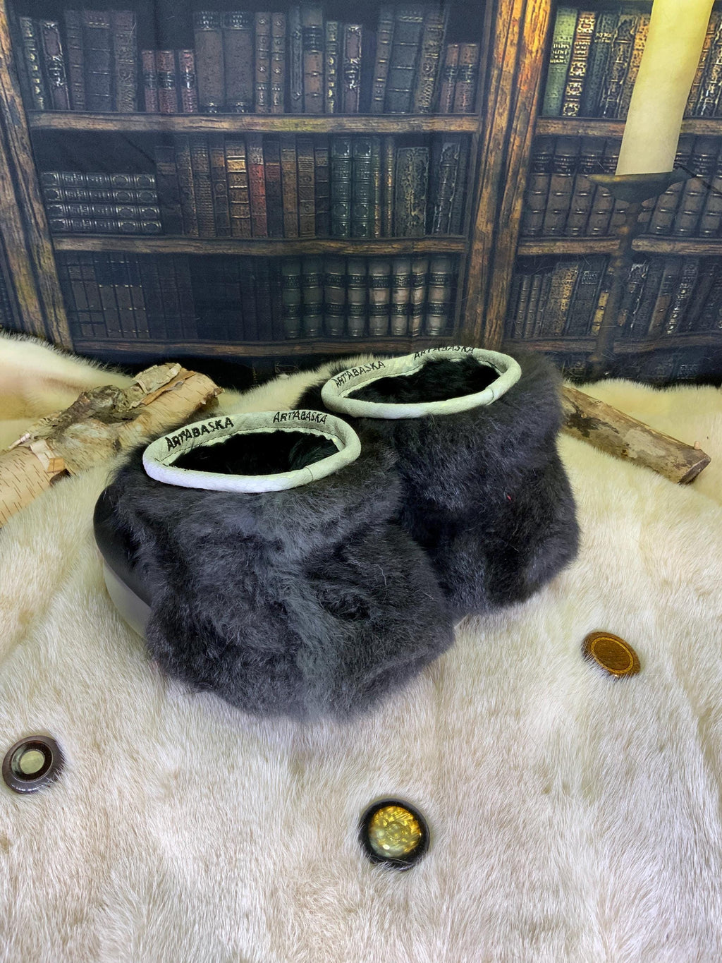 Mocassin d’intérieur homme Les Hélène – pointure 11 – édition spéciale Bruins de Boston – cuir & fourrure recyclés – fait à la main Québec