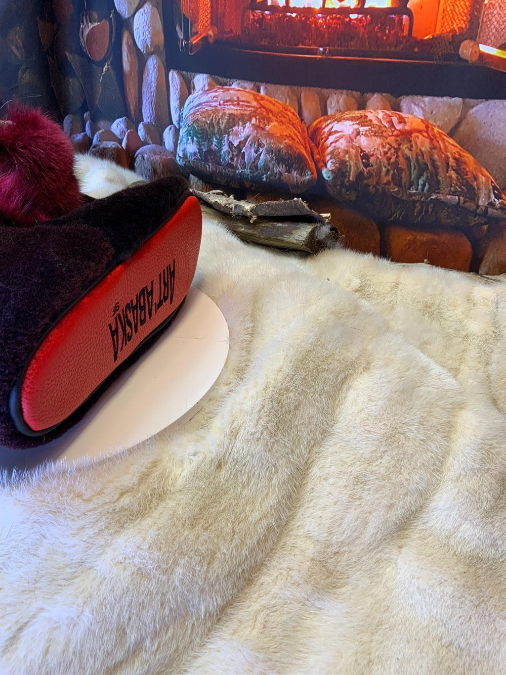 Mocassins d’intérieur Mireille 9 femme, mouton brun café, renard bourgogne recyclé, faits à la main au Québec ✨🤎❤️