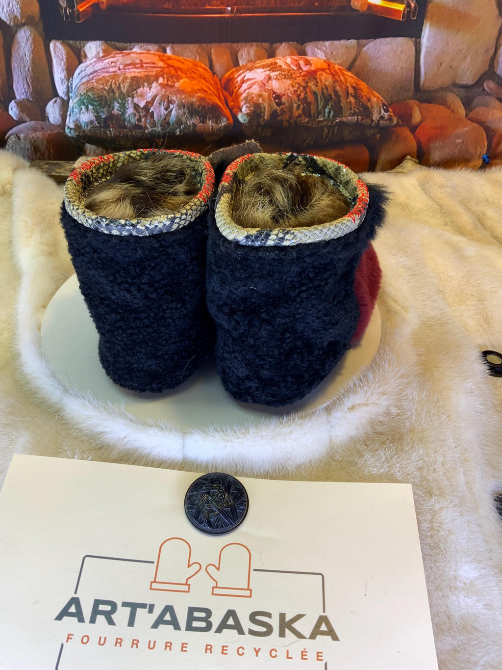 Mocassins d’intérieur Violette – 7 femme – édition toute fourrure en mouton bourgogne, opossum noir & mouton frisé recyclés, semelle brune, faits à la main au Québec ✨🌸