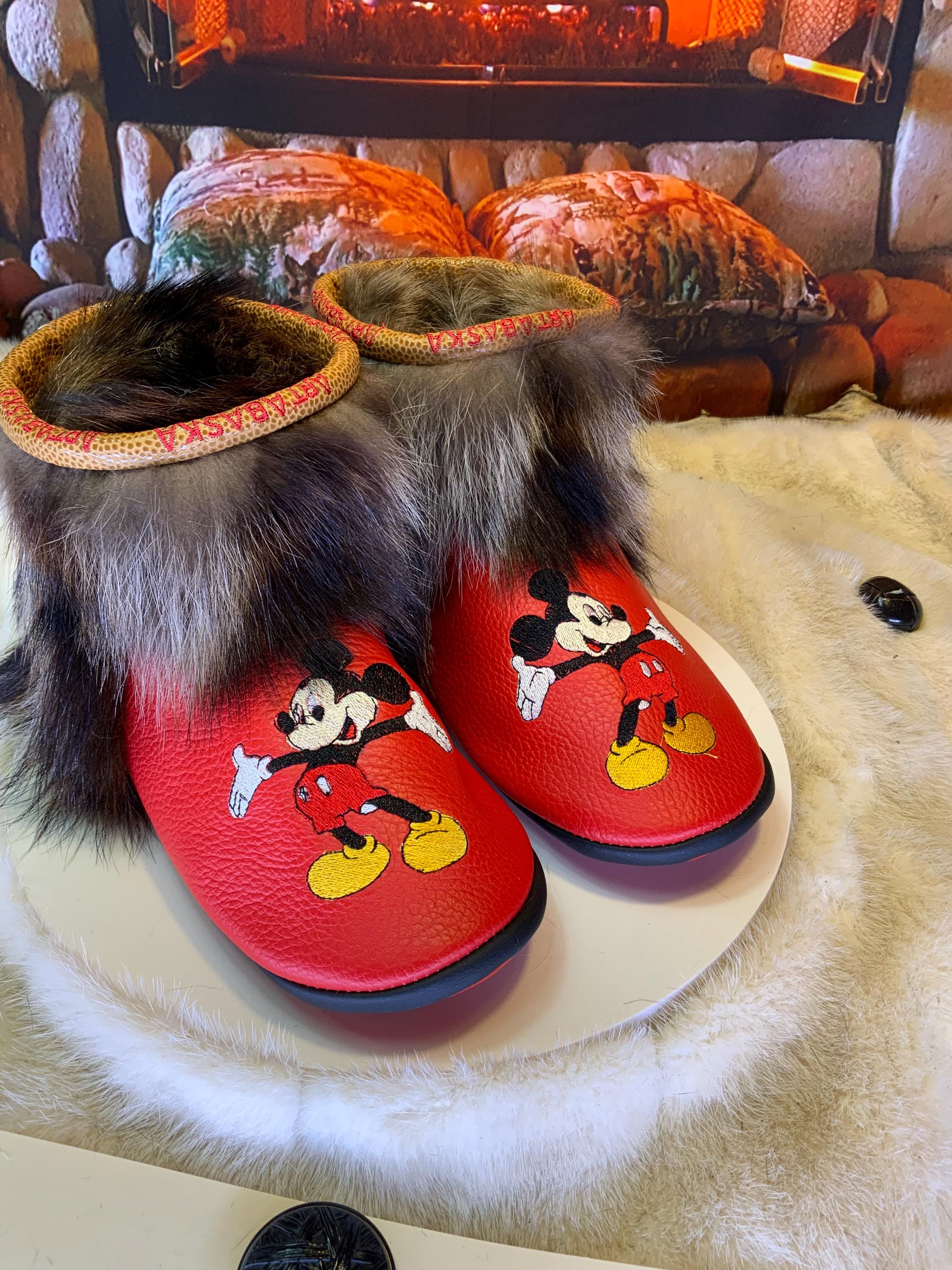 Mocassins d’intérieur Janine – 8 femme – cuir italien rouge vif brodé Mickey Mouse symétrique, faits à la main au Québec, pièce unique Art’Abaska ✨