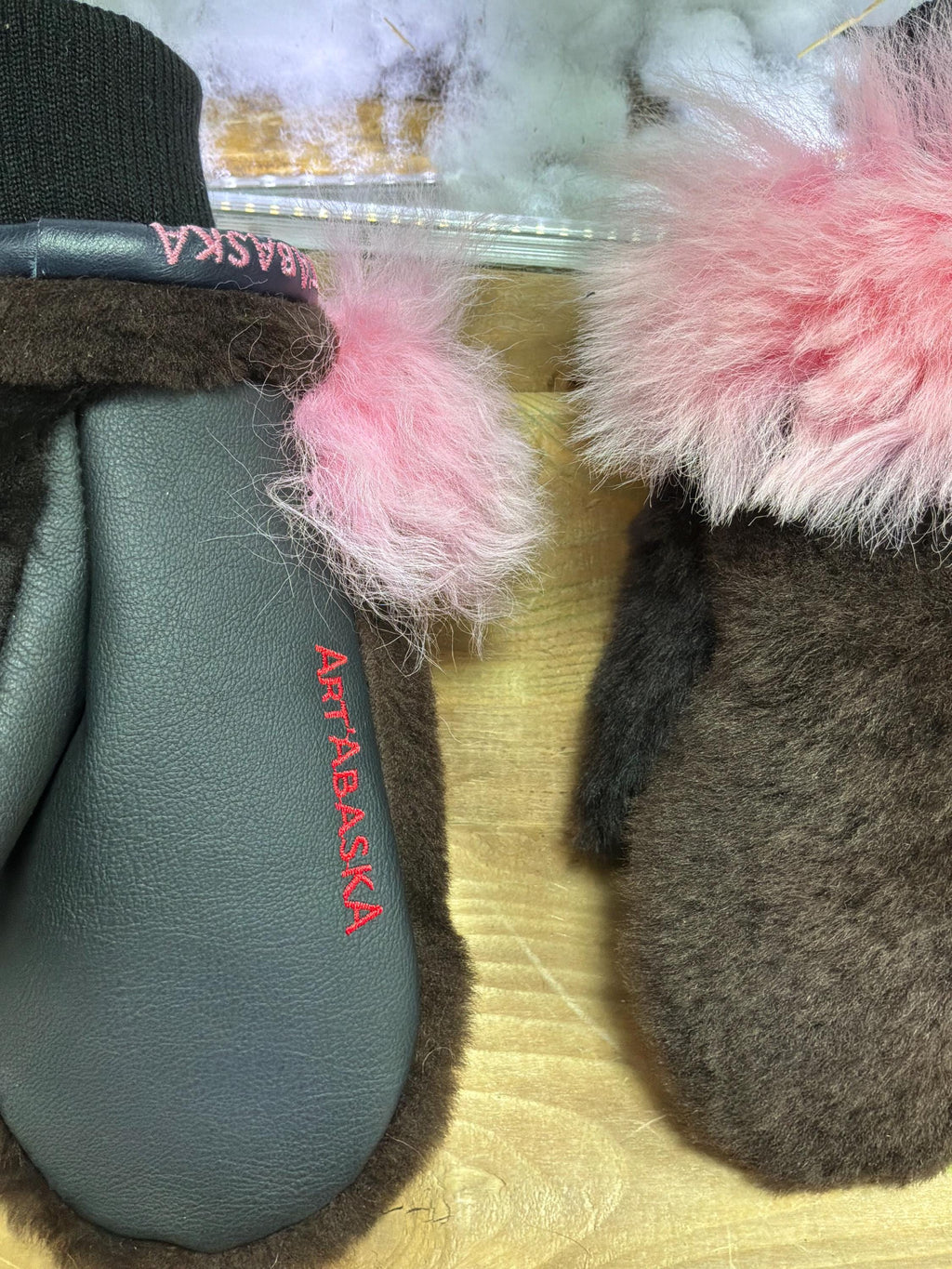 Mitaines de ville Medium Huguette en fourrure recyclée – Faites à la main au Québec – Légères, élégantes, confort urbain – ArtAbaska