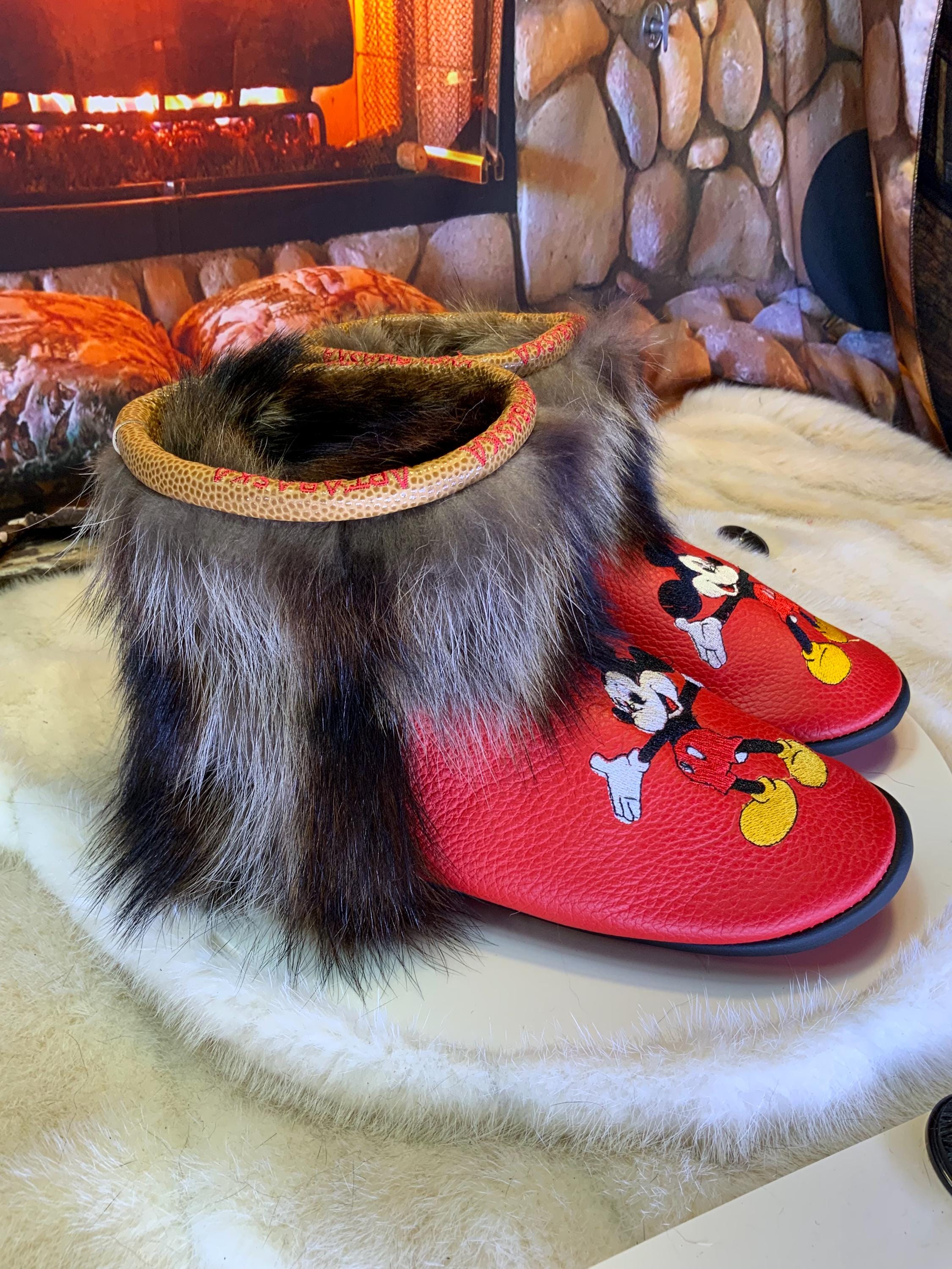 Mocassins d’intérieur Janine – 8 femme – cuir italien rouge vif brodé Mickey Mouse symétrique, faits à la main au Québec, pièce unique Art’Abaska ✨