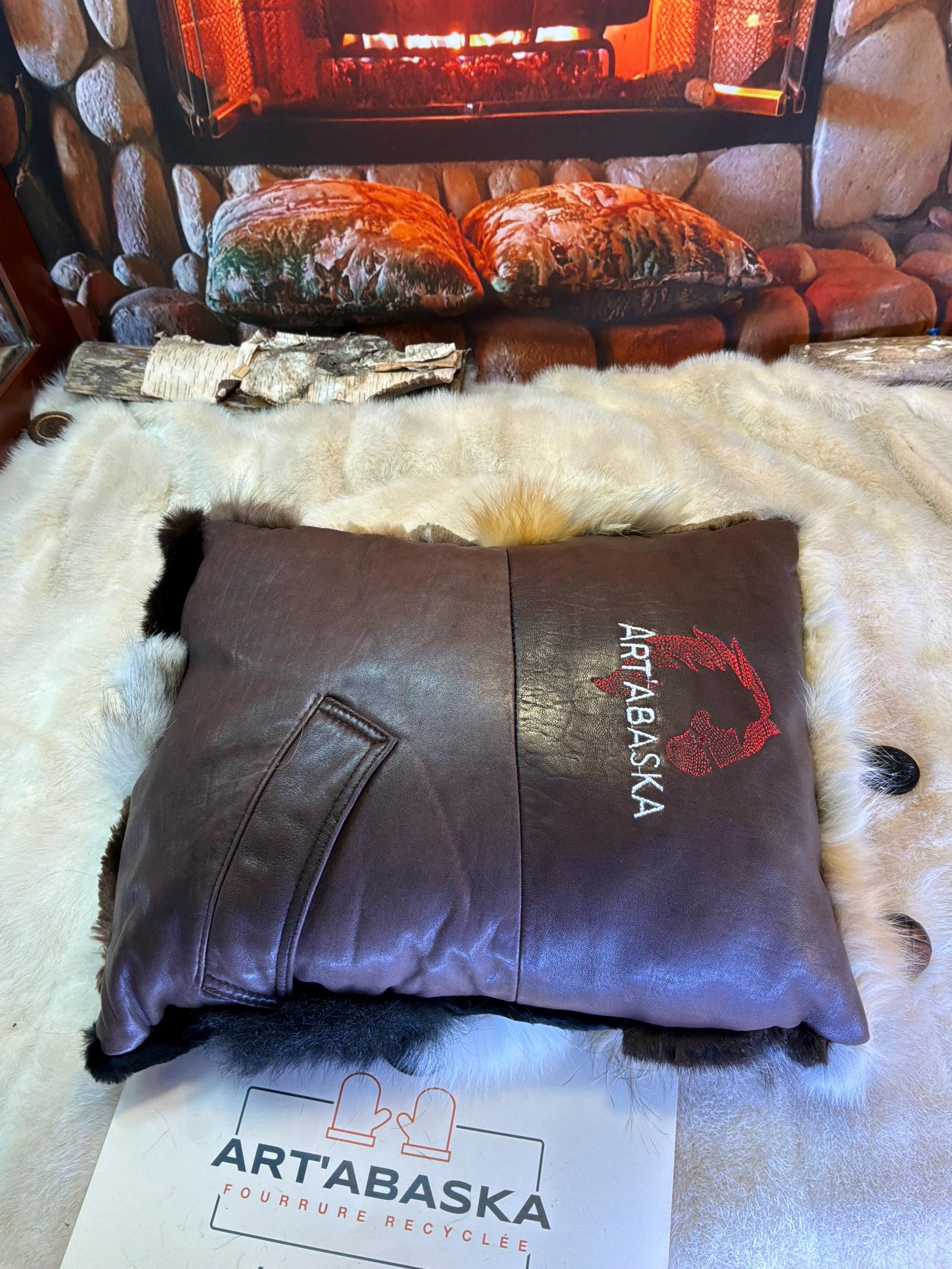Coussin patchwork fourrures recyclées fait à la main Québec coussin décoratif cuir brun chocolat avec poche pièce unique ArtAbaska